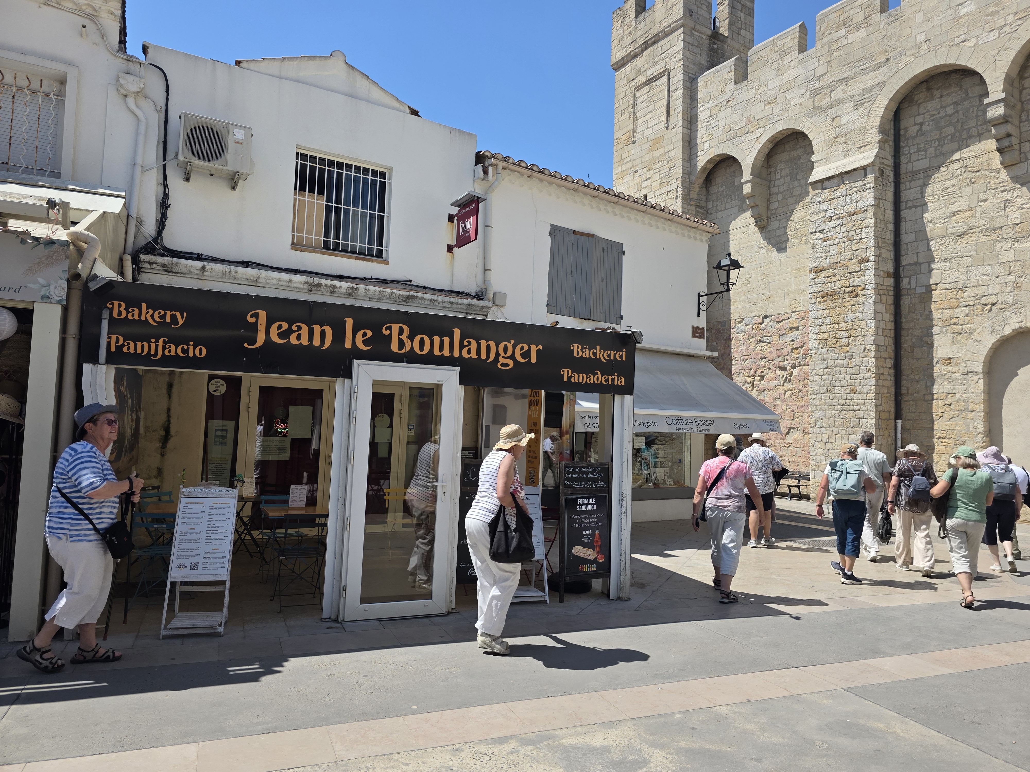 Vend cause retraite boulangerie snaking en plein cœur de camargue. Dans un village côtier, au lieu de pèlerinage. 
Située au cœur du village exploité avec une vendeuse a plein temps et un boulanger a mis temps ainsi que le gérant. 
Tres forte activité saisonnière. 
Magasin et fournil correctement équipé, matériel aux normes et entretenu. 
Possibilité d'accompagnement professionnel et financier.
Belle opportunité pour personne dynamique.