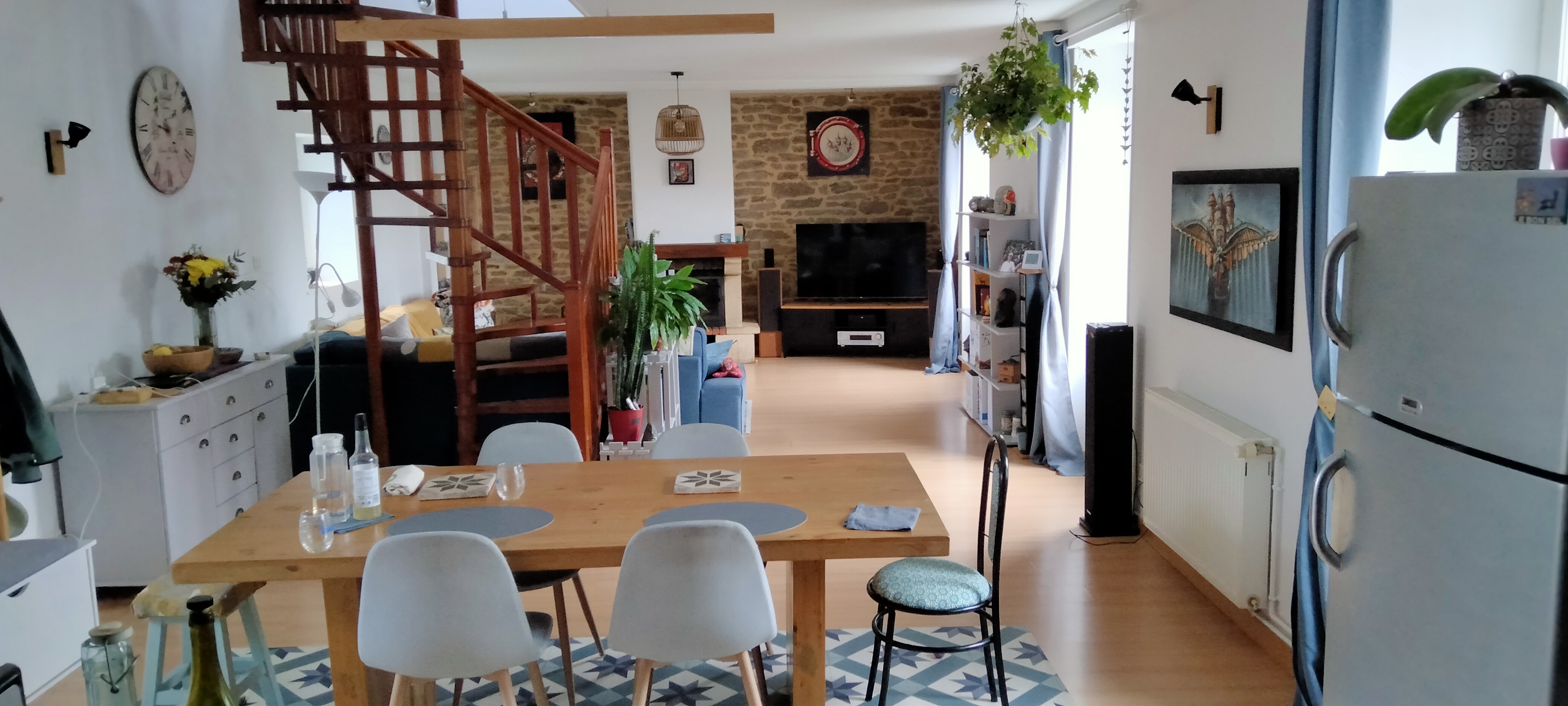 - BAR, TABAC, FDJ, PIZZA A EMPORTER
 Opportunité  rare  en  cœur  de  village  reprise  du  fonds  +  acquisition  des  murs   
Description : Vente  d’un  fonds  de  commerce  - BAR, TABAC, FDJ, PIZZA A EMPORTER opportunité  rare  en  cœur  de  village  reprise  du  fonds  +  acquisition  des  murs   Description: 
Vente  d’un  fonds  de  commerce  polyvalent actuellement exploité en bar – tabac – presse – dépôt de pain avec activité pizza à emporter très rentable (CA pizza ≈ 50 k€ / an sur les soirées vendredi/samedi). L’ établissement comprend un comptoir tabac, un bar (120 m²) une cuisine et 2 réserves + une bâtisse annexe de 100 m2 exploitable  pour  l’organisation  de  repas  de  groupe,  séminaires  ou  soirées  privées  —  un  vrai  atout pour  développer l’événementiel et la restauration sur place. Horaires actuels: Semaine : 8h–13h et 16h–21h Vendredi & samedi : ouverture prolongée jusqu’à  1h  du  matin  Fermé  :  dimanche  et  lundi. Locaux en très bon état; RIEN A FAIRE (toiture et isolation refaite en 2020, toilettes PMR...),  cuisine  équipée  pour  pizza  à  emporter.  P. Emplacement central dans le bourg —clientèle  locale  fidèle  + passage  touristique  estival.  Opportunités  de  développement:  *  Transformer  une  partie  de  la  salle  en  espace restauration sur place   * organisation  de soirées à thème  * Offres traiteur * repas  pour randonneurs et groupes (parcours autour des Monts d’Arrée). L'établissement se situe dans un petit bourg des Monts d’Arrée, riche en patrimoine et attractif pour les randonneurs /touristes (parc naturel régional d’Armorique). Le bourg dispose d’une vie locale active. L'établissement et la crêperie du bourg sont les 2 uniques commerces.   Localisation : EPCI CC Monts d'Arrée Communauté (29)
Caractéristiques de l’entreprise :le commerce comporte différents espaces: - le comptoir tabac - le bar - une jolie terrasse aménagée (100m²) - une réserve tabac/plonge -une cuisine inox avec four à pizza - une réserve boisson - une maison annexe dans laquelle il est possible d'accueillir des groupes pour des repas, cafés d'enterrement... -
un appartement (RIEN A FAIRE) de 180 m2 au dessus du bar disposant d'un espace salon/cuisine/séjour de 70m² et 5 chambres 
Commentaires Effectifs - Chiffres clés :1 CDI à temps partiel qui ne sera pas à reprendre +1 contrat extra le vendredi commission tabac loto jeux ... à ajouter au CA: 2022: 29335 € 2023: 30 650 € 2024: 33 766 €