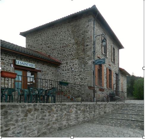 La commune de Saint Vert (109 habitants - 710 m d’altitude) est à la recherche d’un exploitant pour début d’année 2026 pour son bar restaurant situé au cœur du village.
L’établissement est situé en Auvergne, en Haute-Loire, à 30 mn de l’A75, à 20 mn de la Chaise Dieu, à 25 mn de Brioude et offre du potentiel pour un couple désireux de développer une affaire en milieu rural. Le lieu est fréquenté (exploitants forestiers, BTP, randonneurs, motos…). Un tissu riche de PME industrie, artisanat, commerces et services est présent sur l’ensemble du territoire. 
L’affaire est dotée d’une licence IV. Le restaurant de 40 couverts dispose de 2 terrasses (40m² chacune), et propose une cuisine familiale à une clientèle locale et touristique en saison estivale. Possibilité de proposer des soirées à thèmes, des banquets, des repas ouvriers et des repas à emporter. 
L’établissement est aux normes hygiène, sécurité, PMR. La salle du restaurant est spacieuse, rénovée. La cuisine est équipée (lave-vaisselle, frigo, four pro, grill, friteuse, chambre froide….).
Exploitation en couple possible, mais un revenu complémentaire pour le ou la conjoint(e) serait souhaitable. 
Possibilité de donner à l’exploitant la gestion du gite rural communal dont la mairie est propriétaire. Capacité de 10 couchages, la gestion de la location est assurée par gîte de France. Il peut être envisagé d’associer la location du gîte (accueil, entretien) avec le fonctionnement du bar-restaurant. 
Un logement type F4 est attenant à l’affaire. 
Conditions de reprise :
Location : Commerce 252 € TTC mensuel - Logement : 350 € mensuel
Caution à verser à l’entrée dans les lieux : 1 525 €
Les candidatures seront examinées par la mairie sous condition de présentation d’un CV individuel et d’une lettre descriptive du projet.
Contact mairie de Saint-Vert : Tél : 04 71 76 32 63 ou 06 82 46 23 90 - mail : mairie.saintvert@orange.fr
Contact Chambre de commerce et d’Industrie de Haute-Loire : tél : 04 71 50 88 01 ou 06 43 92 96 16 - mail : n.bardakoff@hauteloire.cci.fr