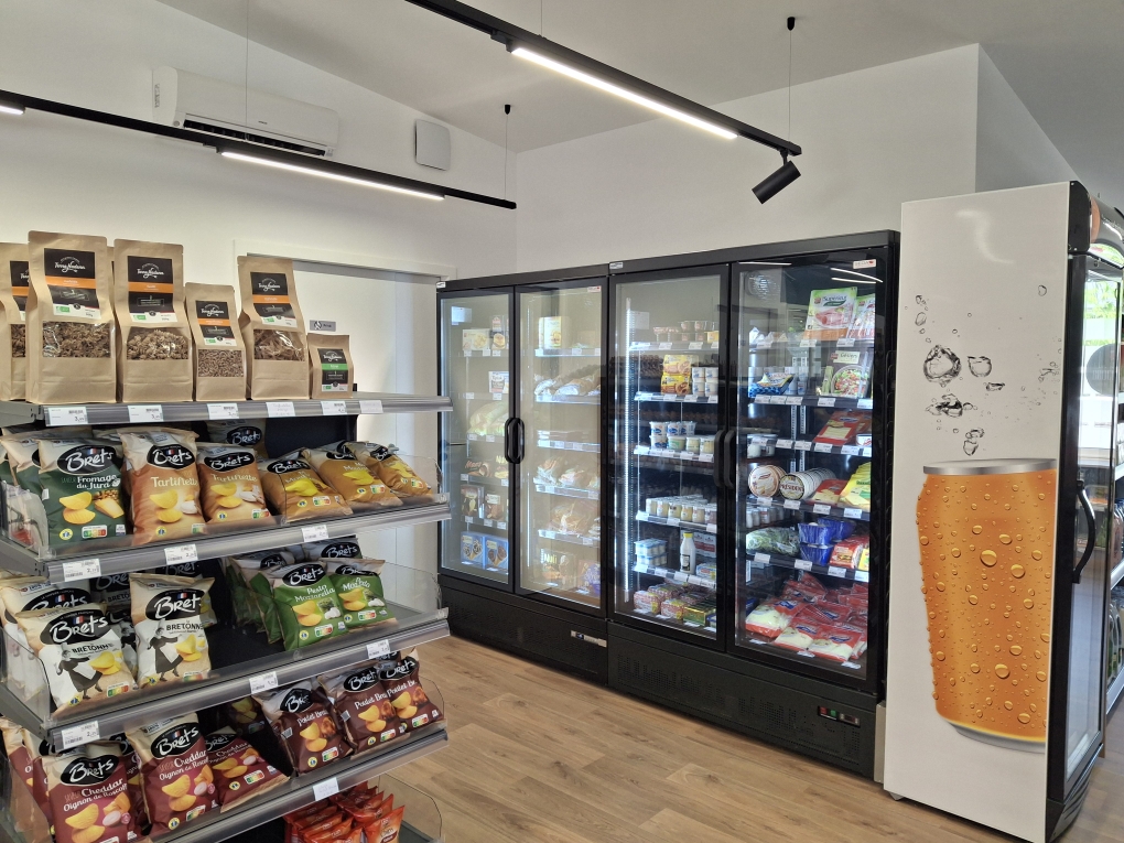ÉPICERIE-BOUCHERIE- CHARCUTERIE 
à Beignon (56380)  Au cœur du bourg
Belle opportunité commerciale  à saisir à Beignon,  commune dynamique et attractive du Morbihan, situéé aux portes de la forêt de  Brocéliande , à 25 min de Rennes, et bénéficiant d'un environnement  économique  particulièrement favorable. 
Les Halles de Brocéliande,  commerce idéalement situé en plein cœur de bourg, bénéficie  d'un emplacement de proximité  et d'une clientèle locale, dans une commune portée par la présence de plusieurs acteurs économiques majeurs, notamment Fenêtre A, Métal performance ... ainsi que le camp militaire de Coëtqjuidan, générant un besoin de vie et d'activité  important.
UN COMMERCE PRÊT À  EXPLOITER
D'une superficie totale d'environ  240 m², la supérette-boucherie comprend:
120 m² de surface de magasin, entièrement refaite à neuf en 2024.
Un laboratoire fonctionnel et en bon état. 
Deux chambres froides en bon état
Des rayonnages modernes et fonctionnels
Une réserve
Un local poubelle 
Une salle de pause avec kitchenette 
Un ensemble entretenu permettant une reprise dans de bonnes conditions 
Horaires: 
Ouvert du lundi au samedi matin de 8h30 à 13h  et de 15h30 à 19h- fermée le jeudi et samedi après-midi  et le dimanche toute la journée. 
Aucun investissement important à prévoir dans l'immédiat. 
UNE ACTIVITÉ QUI OFFRE ENCORE DU POTENTIEL 
Le commerce dispose également d'une activité de livraison à domicile,  déjà en place, et la vente de produits locaux grâce à  de nombreux partenariats, permettant ainsi de compléter l'offre et de renforcer la proximité avec la clientèle. 
Plusieurs axes de développement peuvent être envisagés par un reprendre, notamment : 
Développer l'activité traiteur grâce aux équipements et au laboratoire  existants. 
Élargir l'offre de produits et de services 
Développer la livraison à domicile. 
CONDITIONS DE REPRISE 
Bail commercial 3/6/9
Loyer: 660 €
Murs appartenant à la mairie
Surface totale: 240 m²
Magasin rénové en 2024
L'exploitation est idéale pour 2 personnes souhaitant s'investir durablement dans la vie locale.Pour plus de renseignements  contactez nous!