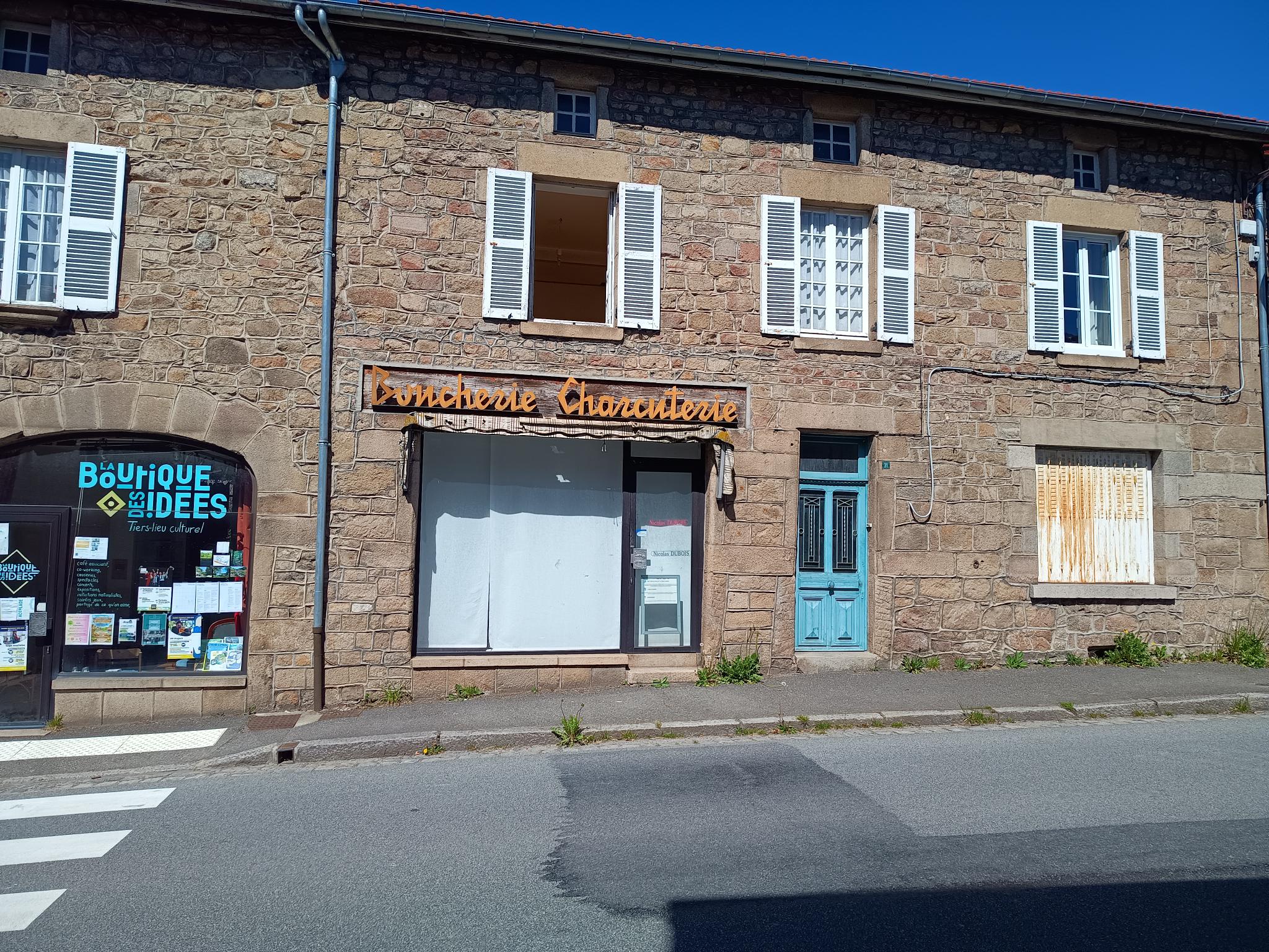 Opportunité rare au cœur de Pontarion !

Située en centre-bourg, cette boucherie-charcuterie bénéficie d'une excellente notoriété locale et d'une clientèle fidèle. Aujourd'hui exploitée sous la forme d'un point de distribution ouvert seulement 3 demi-journées par semaine, elle réalise plus de 80 000 € de chiffre d'affaires annuel, démontrant le fort attachement de la clientèle malgré une activité très réduite. 

Cette affaire constitue une véritable opportunité pour un couple de professionnels souhaitant relancer une activité artisanale à temps plein dans un territoire où l'offre concurrentielle reste limitée et où la demande locale est forte. 

Les atouts de l'établissement

Emplacement en centre-bourg de Pontarion.
Surface de vente équipée avec vitrine réfrigérée.
Laboratoire de préparation d'environ 30 m².
Chambre froide fonctionnelle et équipements professionnels existants.
Local permettant la reprise immédiate d'une activité boucherie.
Potentiel important de développement en charcuterie, plats cuisinés et activité traiteur, particulièrement recherché sur le secteur. 
Possibilité d'approvisionner des collectivités locales déjà clientes.
Un fort potentiel de croissance

L'étude réalisée par la Chambre de Métiers montre qu'une exploitation à temps plein avec fabrication sur place peut viser un chiffre d'affaires prévisionnel d'environ 300 000 € par an avec un modèle reposant sur un dirigeant et un salarié ou un couple de gérants.

Les locaux permettent le développement de nouvelles activités de charcuterie-traiteur, sous réserve de quelques aménagements et rafraîchissements du laboratoire de découpe et de transformation. Le diagnostic hygiène conclut que l'outil de travail est opérationnel et que les investissements à prévoir concernent principalement des travaux de remise à niveau et d'entretien. 

Conditions de reprise

Reprise du fonds de commerce : 23 000 euros.
Loyer attractif : 550 € HT par mois.
Accompagnement possible du cédant.
Importantes aides locales mobilisables pour les travaux de rénovation et de modernisation, pouvant alléger significativement l'investissement de départ.
Pourquoi investir à Pontarion ?

Forte demande locale.
Faible concurrence directe.
Bassin de clientèle fidélisé.
Cadre de vie attractif au cœur de la Creuse.
Opportunités de développement liées aux projets locaux et au dynamisme du territoire.