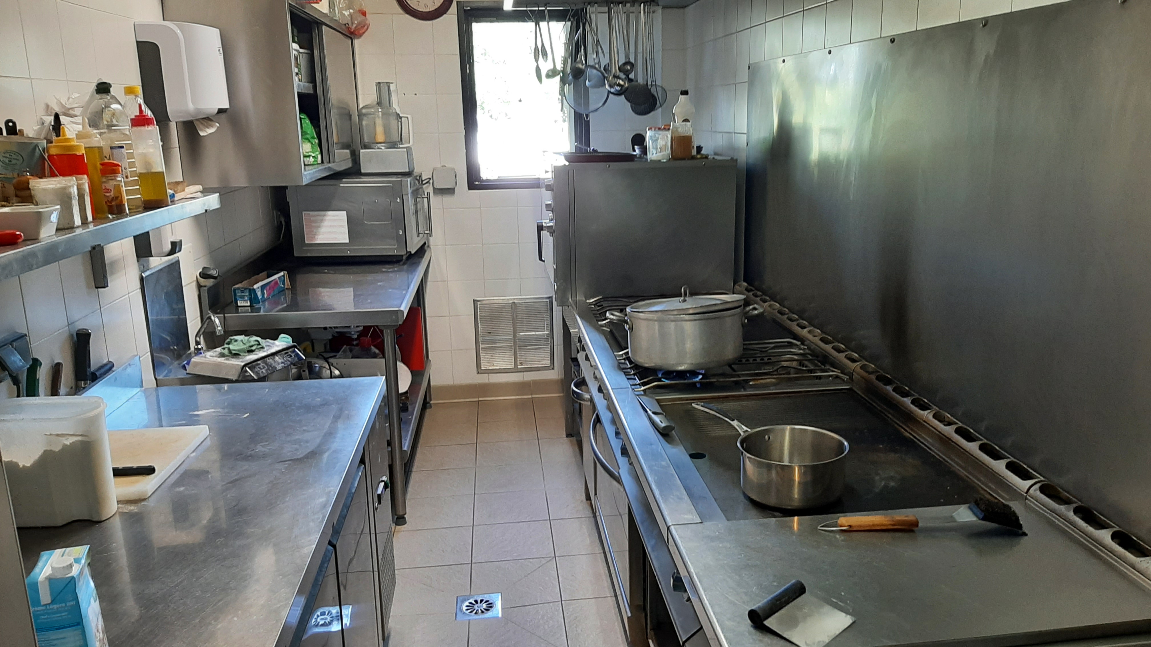 Vend restaurant bar dans village perché (luberon)salle bar 26 places ,terrasse 50 places ,véranda 46 places bien agencé matériel en bon état. Ouvert 6/7 le midi et 2 à 3 soirs semaine selon les périodes. Grand parking, aire de jeux pour enfants,boulodrome.
Mairie,crèche et salle des fêtes à côté.