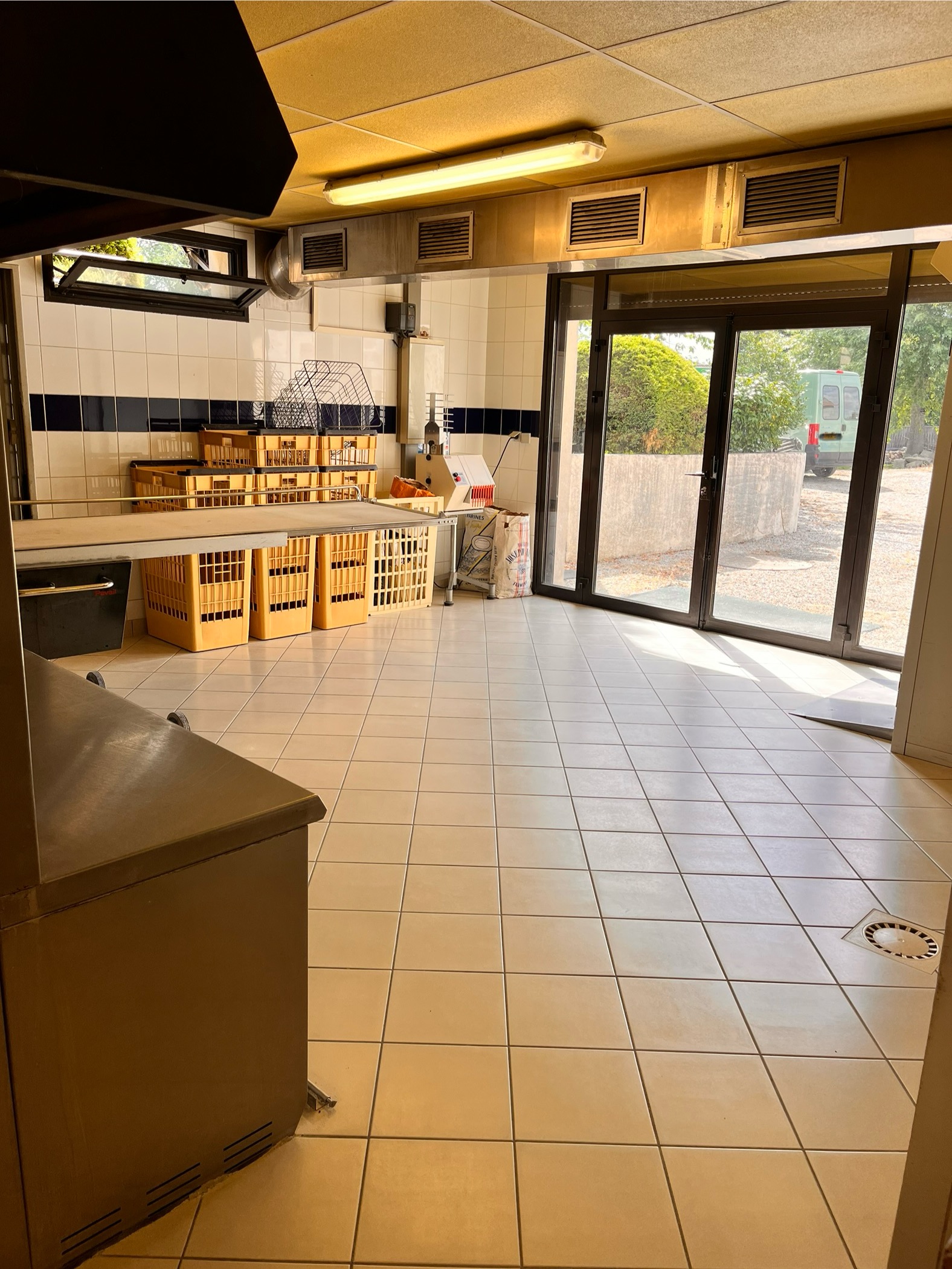 Lien de l'annonce de la chambre des métiers :

https://www.transentreprise.com/offres/fiche/NAQ260656A/boulangerie-artisanale/nouvelle-aquitaine/correze/tulle-et-arrondissement


À vendre – Boulangerie artisanale – Soursac (Corrèze) – Cause retraite.

Située en plein cœur de Soursac, en Corrèze, la Boulangerie Raynal, en activité depuis 1987, est mise en vente pour cause de départ à la retraite.

Entreprise bien implantée localement, avec une clientèle fidèle et une solide réputation dans la région.  

Exploitée depuis 1987 et bénéficiant d’une solide réputation locale. Clientèle fidèle, activité stable et rentable : chiffre d’affaires 2024 HT : 146 033 euros. Le fonds comprend un ensemble complet de matériel en très bon état (peseuse, 2 chambres de fermentation, tour réfrigéré, etc.). Locaux en parfait état avec diagnostic hygiène réalisé. Possibilité de louer l’appartement situé au-dessus ou de racheter les murs si souhaités.

Prix du fonds : 90 000 euros.

Loyer du fond : 550 euros.

Accompagnement possible par le cédant. Idéal pour un couple de repreneur souhaitant s’installer dans une commune paisible avec un outil de travail prêt à l’emploi.