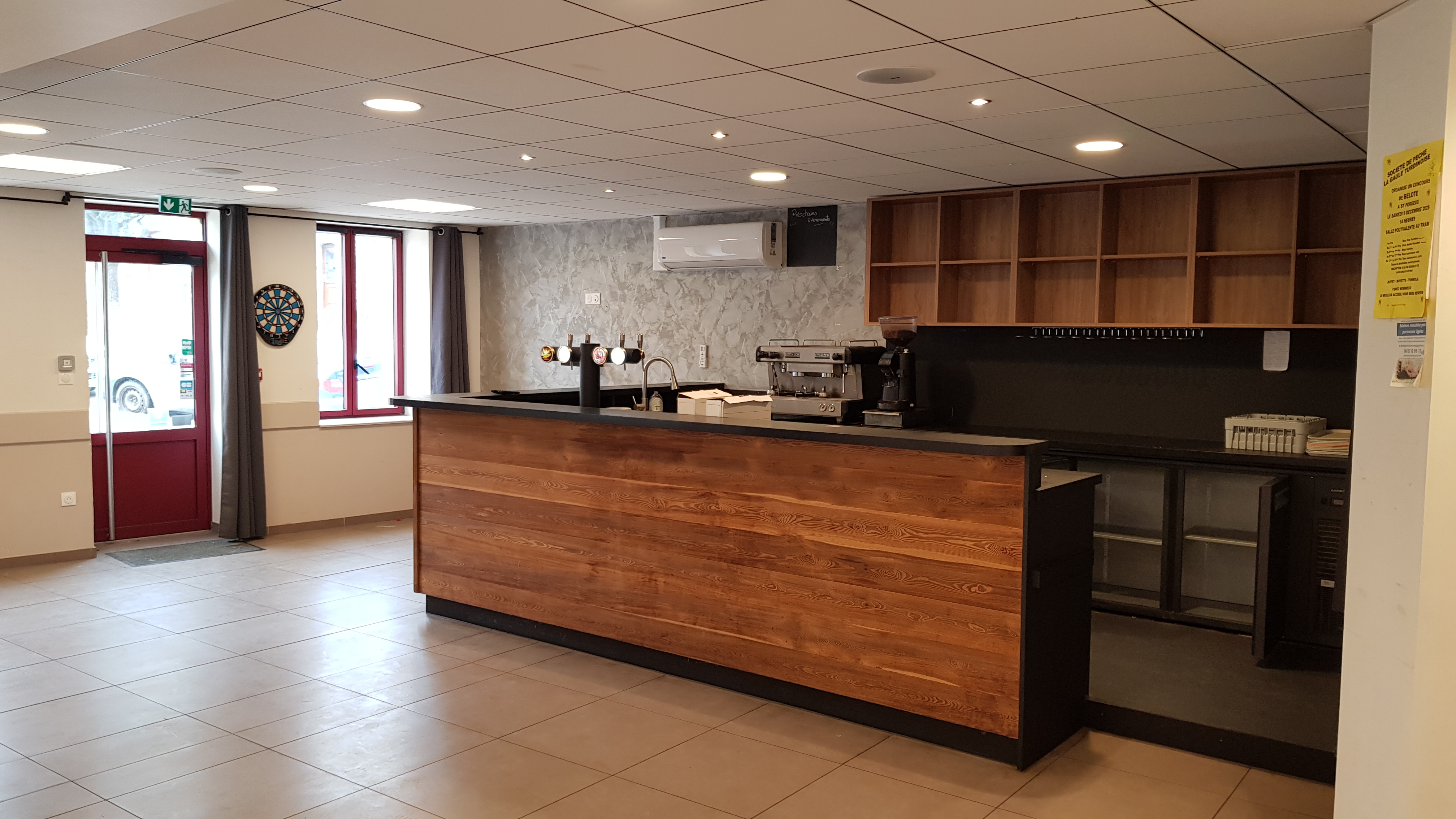 Notre bar-restaurant de la place cherche un ou une repreneuse pour relancer son activité. Placé au cœur du village entre l’église et la rue principale, il séduit de par son emplacement, les habitants, les personnes de passage et les entreprises locales .
Ses deux terrasses de 65 et 36 m2 ainsi que ses deux salles dont l’une climatisée de 95 et 48 m2  permettent de dresser 80 couverts et recevoir des groupes.
Une licence IV et des éléments de cuisine professionnels dont la chambre froide installés récemment facilitent un démarrage rapide et simple.