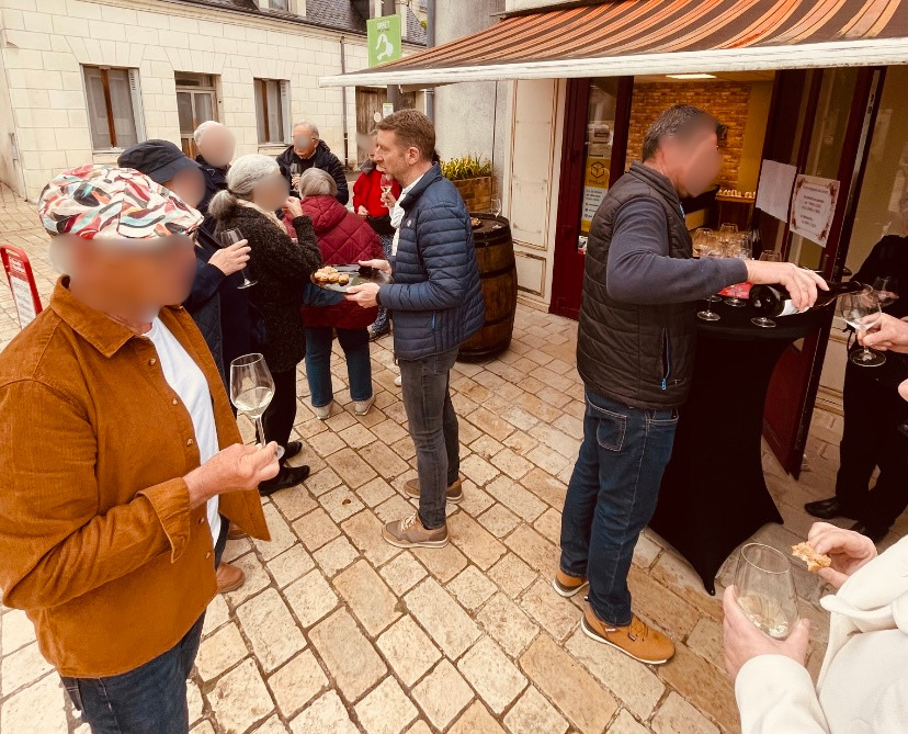 Épicerie de village implantée au cœur de Noizay, commune viticole d’Indre-et-Loire, proposant une offre de produits locaux, artisanaux et de dépannage ; complété par plusieurs services de proximité.

Commerce bénéficiant d’un rôle central dans la vie locale, avec clientèle fidèle et environnement touristique porteur à proximité d’Amboise, des vignobles de Vouvray et des châteaux de la Loire.

Matériel récent en excellent état, renouvelé lors de la reprise récente de l’établissement. Local commercial d’environ 140 m² situé en centre-bourg avec parking à proximité.

Atout majeur : importante réhabilitation du bâtiment programmée par la commune conditions locatives particulièrement intéressantes (gratuité le temps des travaux puis loyer attractif).

CA 2023 : 197 k€ / CA 2022 : 214 k€

Cession du fonds de commerce. Prix de vente : 55 k€ négociable.

Opportunité idéale pour un couple, des associés ou toute personne souhaitant développer un commerce de proximité dans un cadre de vie rural dynamique, avec un fort potentiel de développement lié aux horaires d’ouverture, à l’activité touristique et aux services complémentaires.