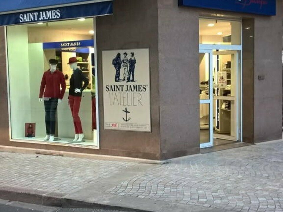 À céder, fonds de commerce de prêt-à-porter exploité sous l’enseigne St James, d’une surface totale de 90 m² répartie à parts égales entre 45 m² de surface de vente et 45 m² de réserve en sous-sol. Le local bénéficie d’un emplacement n°1 en centre-ville et d’une excellente visibilité, avec une implantation en angle de rue. L’activité, bien installée dans le secteur du prêt-à-porter, profite d’une notoriété d’enseigne reconnue et d’une clientèle établie. Le bien est proposé dans le cadre d’une cession de fonds de commerce, offrant une reprise clé en main.

Surface totale : 90 m² répartie à parts égales entre 45 m² de surface de vente en rez-de-chaussée et 45 m² de réserve en sous-sol.

Prix de cession du fonds de commerce : 120 000 €
Loyer mensuel : 952 € TTC (+ 30 € de charges/mois)
CFE : 521 €/an

Annonce proposée par Pôle Implantation Commerce, service d'accompagnement des porteurs de projets commerciaux (réf. ref1960).
