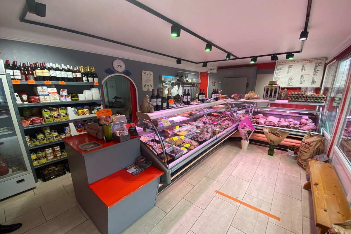 Vend boucherie charcuterie traiteur cause retraite tenue pendant 40ans aucun travaux à prévoir d'ans la manche bourg dynamique avec tout  commerces école docteur  pharmacie  la poste coiffeur bibliothèque plusieurs artisans etc....logement f3 très propre avec dépendances  loyer 541euros par mois