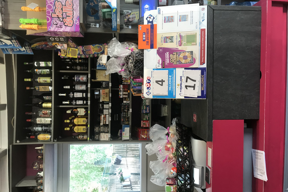Bar alimentation aux portes de la ville placé sur une route départementale desservant les usines à proximité activités diverses dépôt de pain revente de tabac jeux Française des jeux fléchettes concours national autre ... Possibilité de vendre mur et fond