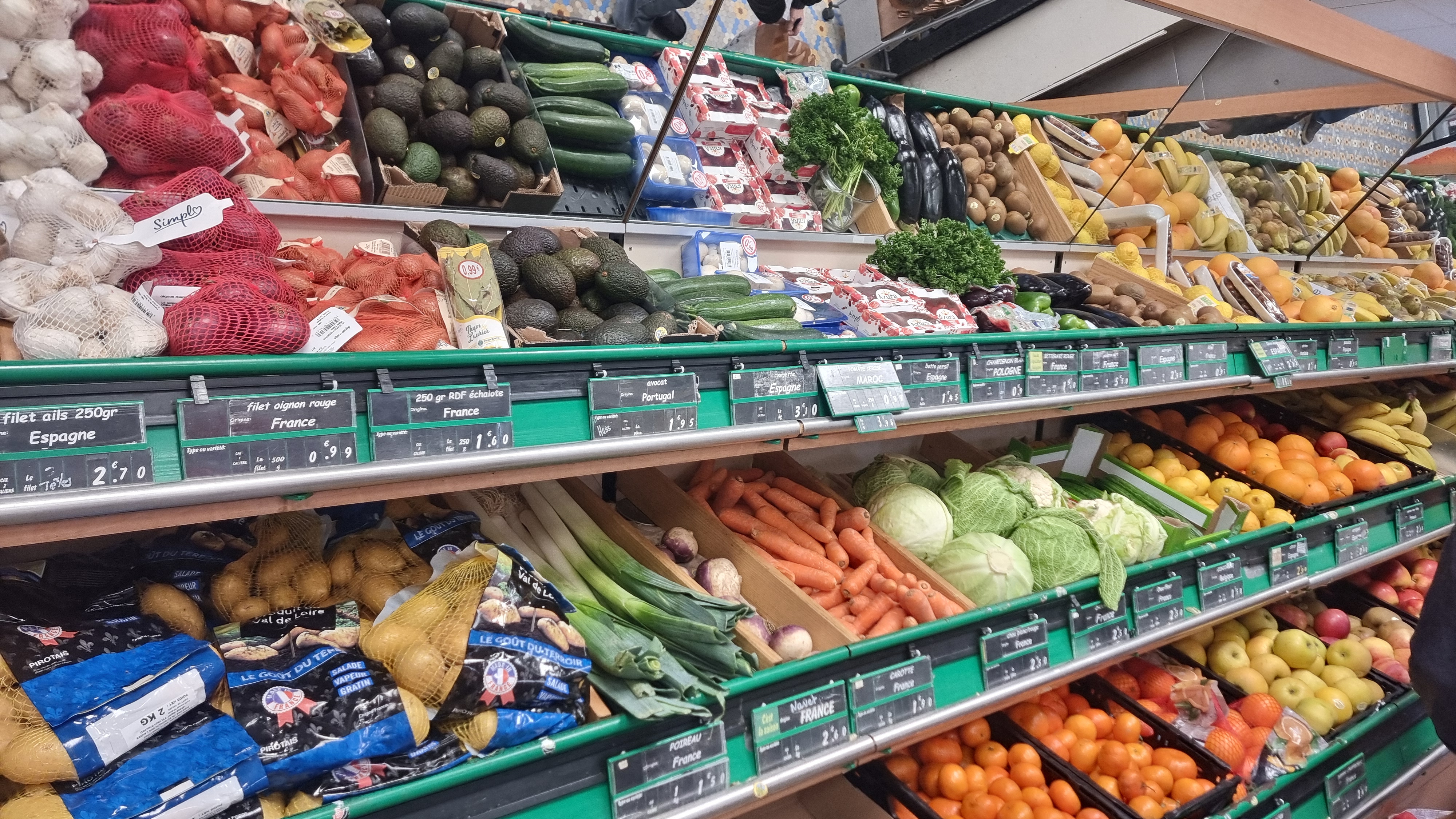 Vends  fond de commerce Alimentation, supérette  8 à  huit
De 156m carré  sous franchise Carrefour
160000 euros ..
Magasin rural ....pas de concurrence directe
Passage Carrefour Express prévue avec les nouveaux acquéreurs 
...nous arrêtons après 24 ans d'activités pour des problèmes  de santé