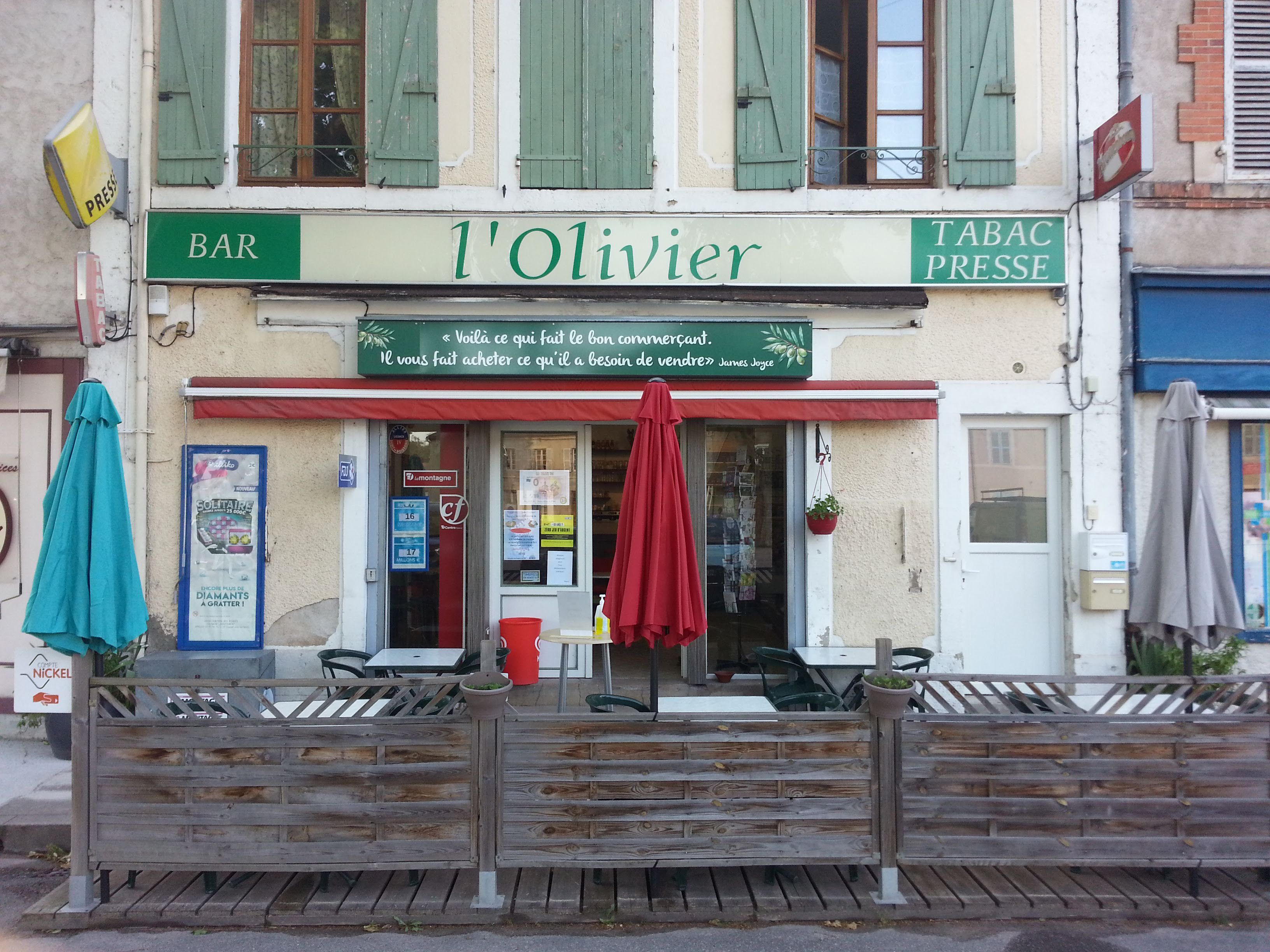 Bar tabac presse dans village de 980 habitants traversés par la nationale 7 dans le cœur du village 
Sur la place du village 
De nombreux commerces telles que la boulangerie le Vival la pharmacie coiffeur esthéticienne
Nous avons l'école primaire et alimentaire 
Une maison de retraite