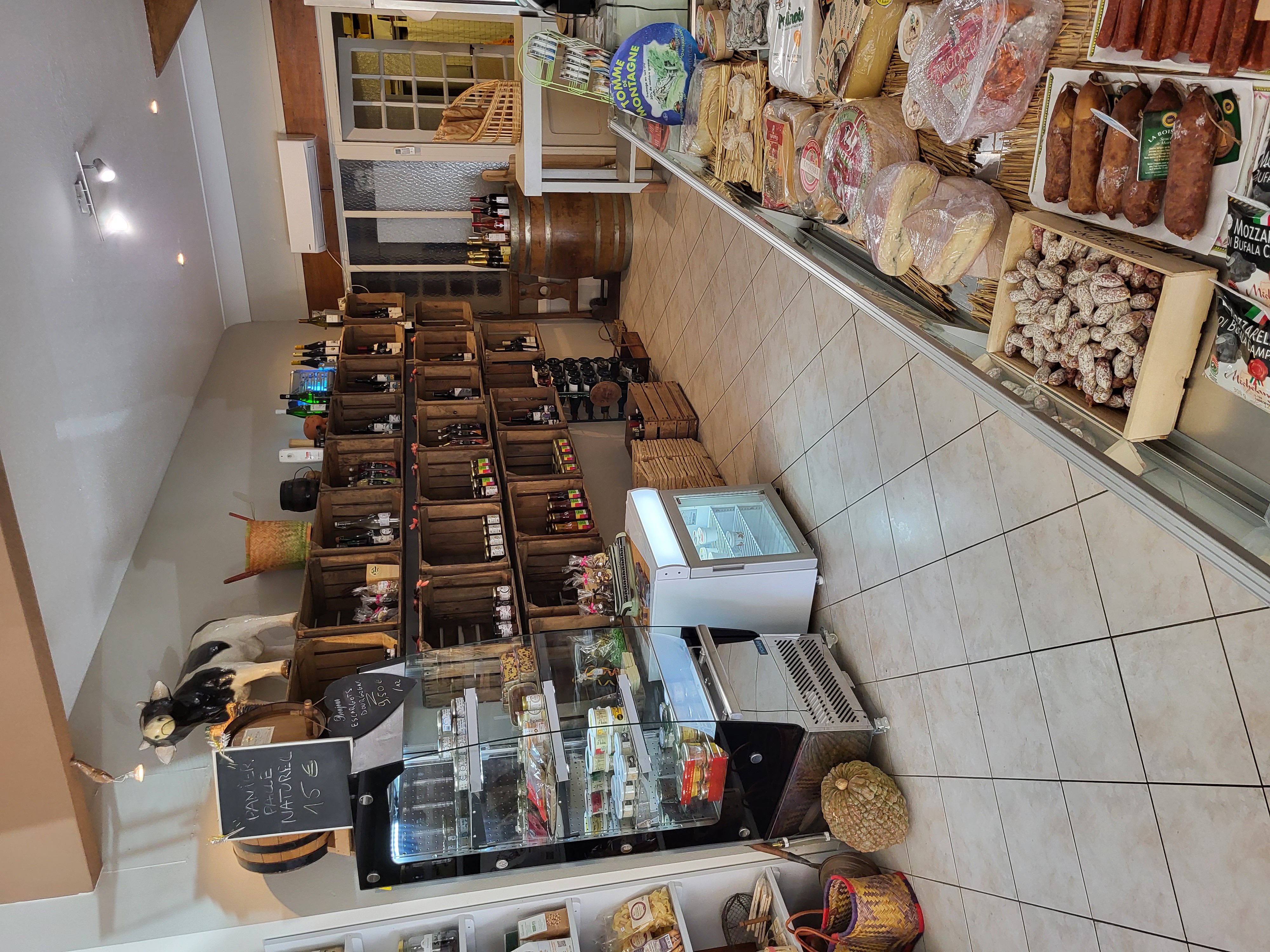 Vente épicerie fine fromagerie dans un joli village de 2500 habitants 
Boutique dans rue commerçante avec un marché tous les lundis
Vente pour cause de rapprochement familial 
Magasin de 50m2
Superficie totale avec cuisine bureau et réserve : 90m2
Possibilité de Vente également des murs sinon prévoir un loyer de 550€
Chiffre d'affaire de 120 000€ en progression
N'hésitez pas à contacter Century 21 Florent  Martin au 06 49 10 33 41