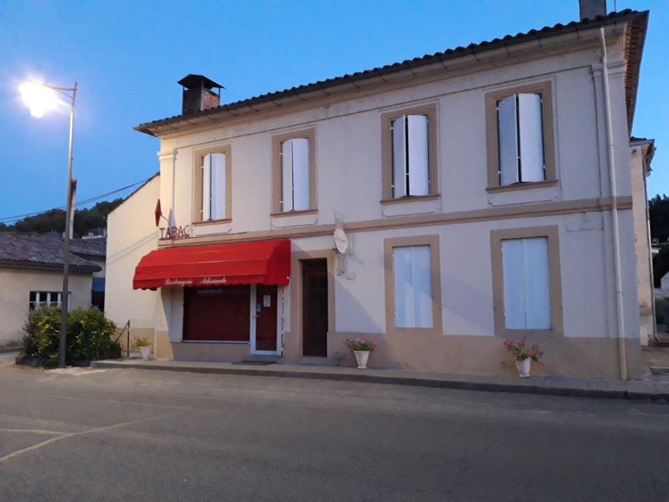 A vendre pour cause de départ en retraite fond de commerce boulangerie artisanale avec licence Tabac. 

L'activité de la boulangerie se fait au magasin mais également en livraison avec des dépôts de pain, des écoles, des maisons de retraite et également chez des particuliers.

Possibilité d'avoir la Française des jeux ou de faire relais colis. 
Possibilité de développer un autre commerce (alimentation ou autre).

Cette boulangerie est située dans un village du Libournais en Gironde à 15min de Saint-Émilion.
Vous pourrez vous épanouir dans un environnement rural plein de charme.

Le logement est spacieux avec un grand garage, un jardin et un fournil indépendant. 

Loyer à définir avec l'acquéreur

Possibilité également d'acheter les murs et le prix de l'ensemble sera à définir.