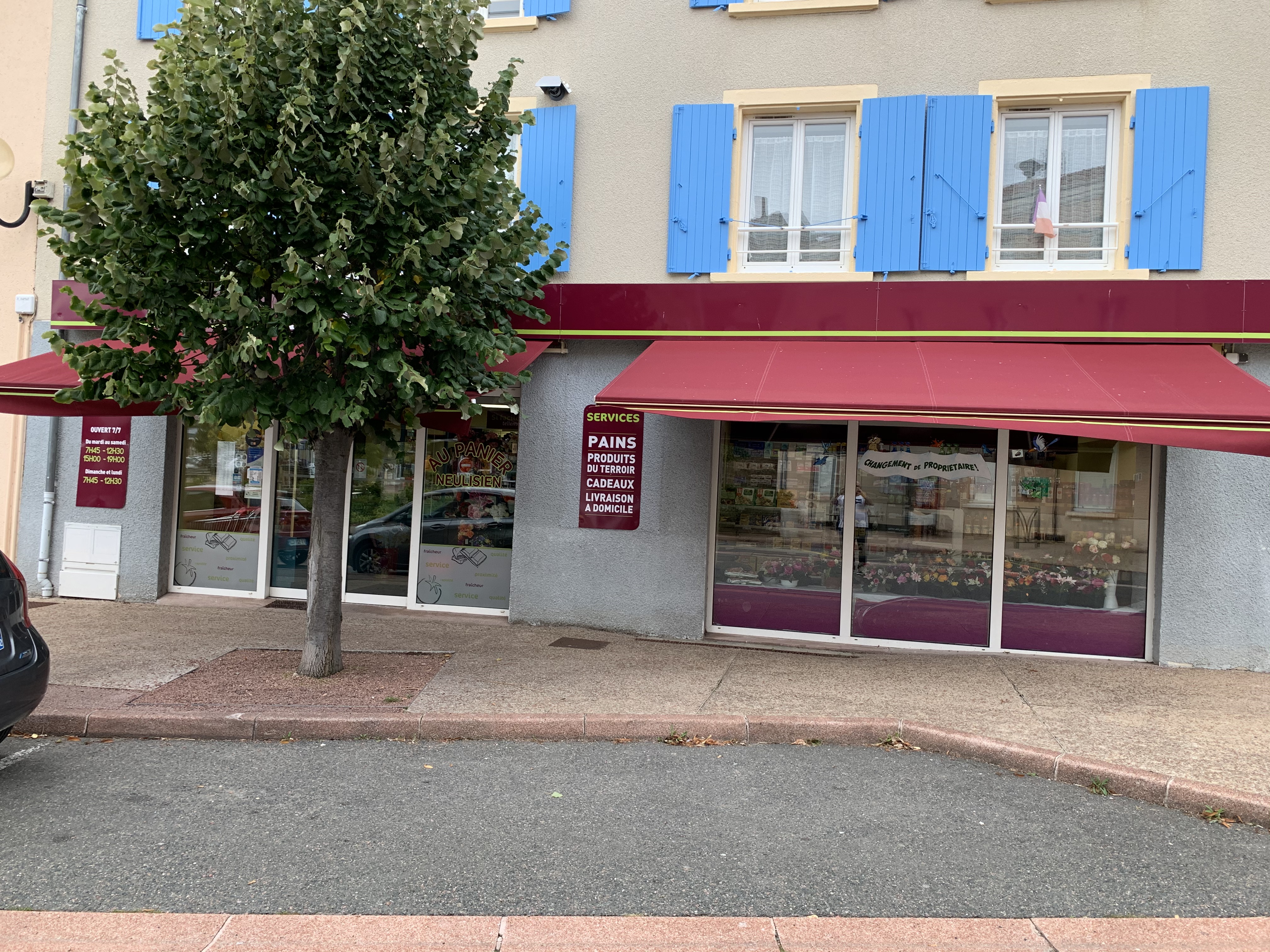 A 20 minutes de  Roanne. Ville de 1400 habitants avec une belle qualité de vie. Magasin situé sur la place principale qui est entourée de nombreux commerces. Stationnement. Grande vitrine offrant une belle visibilité. 
160 m2 de surface de vente avec 40 m2 de réserve,bureau.Matériel complet.Loyer de 800 € mois. Bon CA a développer ( actuellement exploité par personne seule). Dépot de pain,pâtisserie. Bonne clientèle.Maison de retraite en face.
Fermé dimanche après-midi et lundi.
Pas de personnel a reprendre.
Conviendrait a un couple.Mise en place assurée.