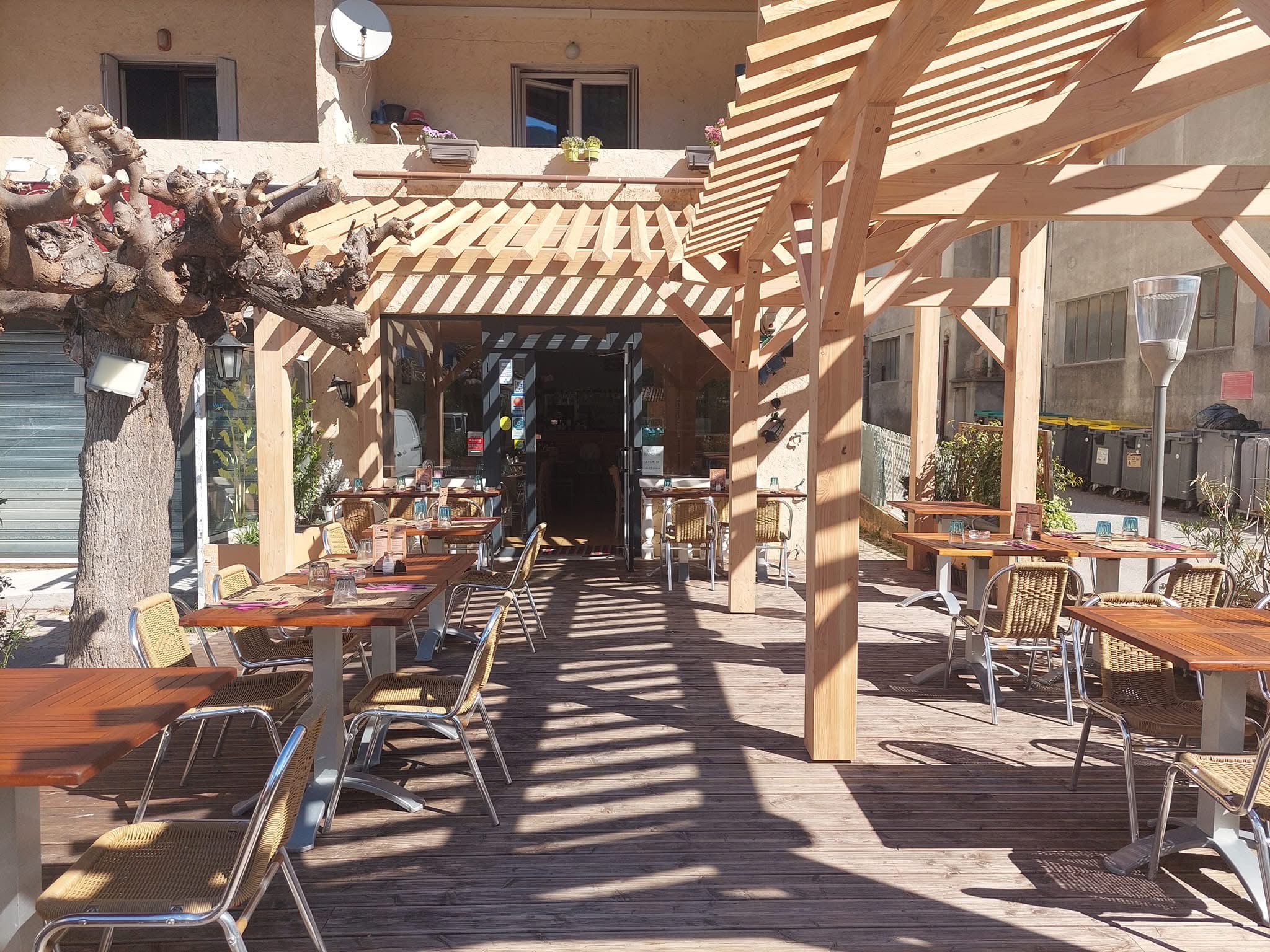 Restaurant comprenant 26 couverts à l’intérieur et équipé d’une terrasse semi ombragée comprenant 34 couverts. Il est situé dans une petite zone d’activité comprenant un cabinet de kinésithérapie et ostéopathie, pharmacie garage Carrefour market… en face d’un hôtel 3 étoiles d’une gare où démarre la locomotive à vapeur, d’un arrêt de bus à 200 m du coeur du village. Puget theniers fait parti d’une zone RR qui vous vous donne droit à une défiscalisation les 3 premières années. Arrêt pour retraite.