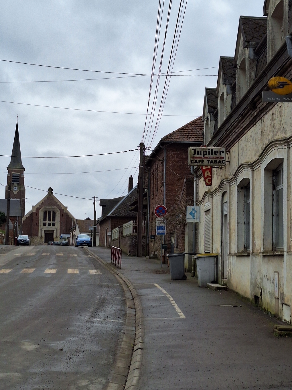 Urgent cause décès, la commune d'Ytres (62124) recherche une personne motivée pour redonner une seconde vie à son Bar Tabac. Commerce à reprendre en plein centre du village. Possibilité de développement lié au projet du Canal Seine Nord Europe.  Projet à reconstruire et à dynamiser. La location à convenir restera modérée.