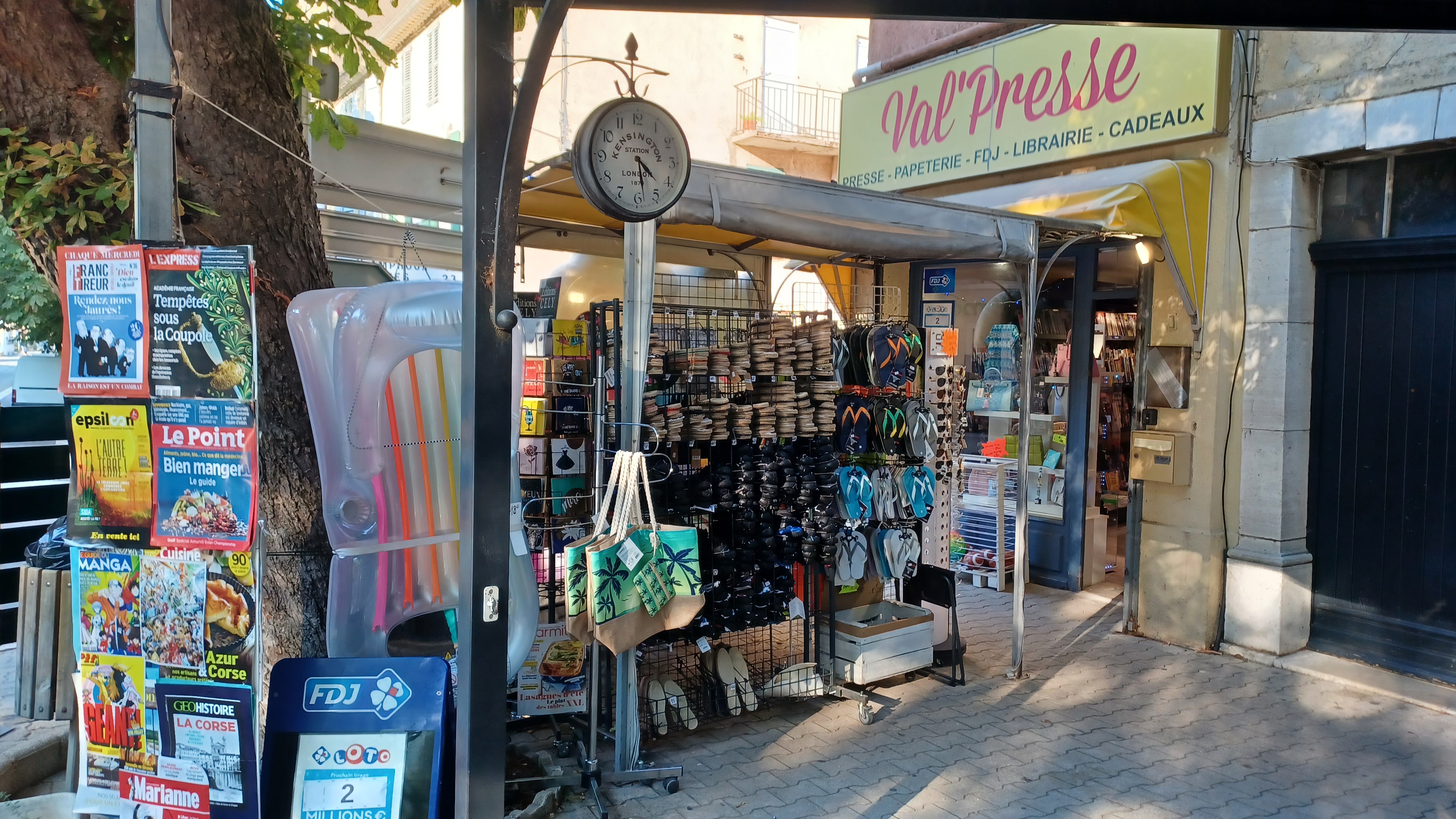 Vend cause santé Presse- FDJ - Librairie - cadeaux
Région Haut-Var, village Aups, touristique proche du las de St CROIX,
village réputé pour les truffes.
Affaire à développer.