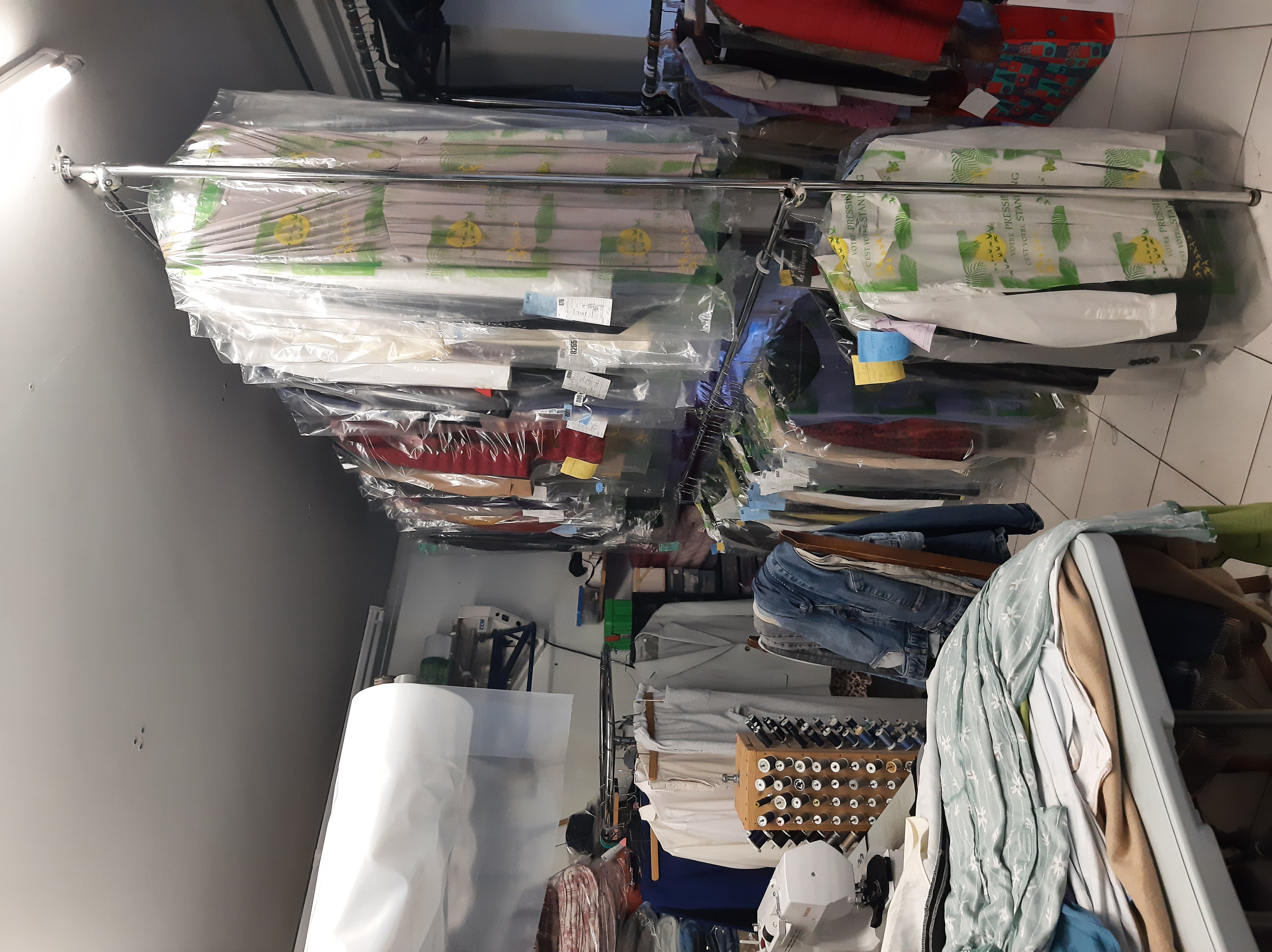 URGENT - À REPRENDRE PRESSING / BLANCHISSERIE - Cause départ à la retraite et raison de santé - SECTEUR NORD OUEST CREUSE - LA SOUTERRAINE - A vendre fonds de commerce d’un pressing / blanchisserie, implanté depuis plus de 14 ans. Ce commerce est situé en centre-ville de LA SOUTERRAINE, commune dynamique de près de 5 000 habitants disposant de tous les commerces et services essentiels de proximité (écoles, collège et lycée, professionnels de santé, gare, piscine, cinéma, gare SNCF…). 
Idéalement située à proximité des grands axes de circulation, avec un accès rapide à la RN145 et à l'A20, cette affaire bénéficie d'un emplacement stratégique en centre-ville, garantissant visibilité et accessibilité.
Aucune concurrence directe à proximité - Clientèle fidèle de professionnels et de particuliers -
Local professionnel d’environ 68 m² avec une réserve de 10 m².
Stationnements gratuits à proximité immédiate.
Affaire saine avec un potentiel de développement.
Matériel complet vendu avec le fonds, permettant une exploitation immédiate de l'activité.
Effectif de l’entreprise : 1 (la gérante) - Pas de salarié à reprendre.

Conditions de cession :
Loyer mensuel des murs : 600 €.
Prix de vente du fonds : en cours d'évaluation - Nous consulter.
La cédante étudiera toute proposition sérieuse de reprise.

Les plus :
Accompagnement assuré par la cédante.
Affaire située en Zone FRR (France Ruralités Revitalisation) ouvrant droit, sous conditions, à des exonérations fiscales et sociales.

Cette reprise constitue une belle opportunité pour un entrepreneur souhaitant s'appuyer sur une activité de proximité reconnue localement, bénéficiant d'une clientèle fidèle et d'un positionnement favorable sur son secteur.