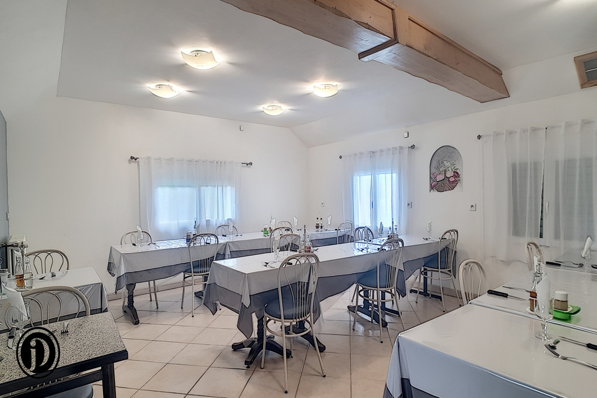 SUR AXE ROUTIER TRÈS FRÉQUENTÉ A PROXIMITE AUTOROUTE A28 ET A29.

Bar et Restaurant routier de cuisine traditionnelle en activité. 
Il offre 3 salles et une véranda pour une capacité totale de 90 couverts. 
Cuisine entièrement équipée, matériel en parfait état et 2 réserves.

Parking pouvant accueillir entre 28 et 35 poids lourds.
Pour les routiers, salle d'eau équipée avec WC, lavabos et douche.

Au dessus de l'établissement, un palier desservant 3 chambres, salle de bains et WC. Grenier.
A l'arrière, terrain d'environ 1928m² avec dépendances (rangements, garages, ...).

Accompagnement du repreneur par le cédant.

Prix incluant les murs et fonds.