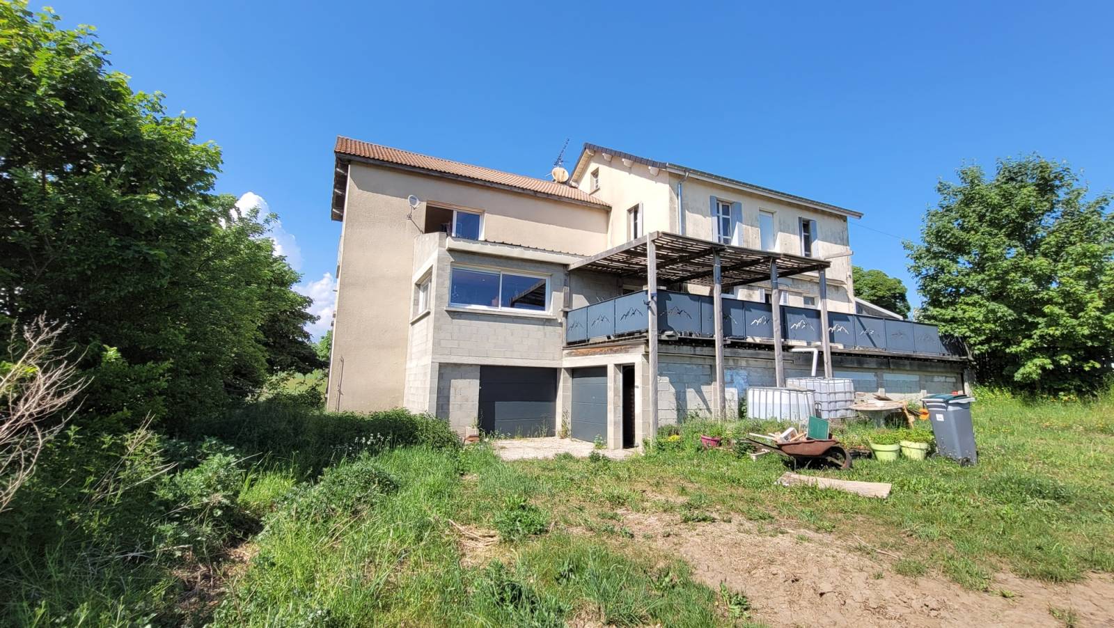 A vendre à st Agrève grand local commercial d'environ 180 m2 situé sur un axe passant stratégique à Saint-Agrève, surement un des meilleurs emplacement d'Ardèche à un croisement de deux routes venant du sud avec plus de 1000 véhicules/jour ! ce bien offre une visibilité optimale pour une activité professionnelle grâce à ses belles salles d'exposition en rez-de-chaussée avec boiseries au sol.
Idéal pour un restaurant/ bar/snack/ magasin de producteurs/ brocante.... actuellement exploité en boutique d'antiquités/ brocante
A noter la belle véranda de 30m2 et la grande terrasse de 52 m2 avec vue sur le lac de Véron, le tout au niveau du commerce et sur une parcelle de 1400 m2 idéale pour un parking ou un jardin.
Vous aurez aussi un parking privé de 6 places le long de la route.
Le tout est complété par un sous-sol (avec sanitaires dédiés au personnel et garages) de 200 m², un grand appartement en duplex à l'étage développant environ 170 m² habitables.
L'ensemble bénéficie d'une couverture neuve en tuiles (2026) de gouttières neuves, de menuiseries en double vitrage et d'un système de chauffage central aux granulés de bois remis à neuf.
Cette bâtisse, à 5 mn à pied du village, possède également tout le potentiel requis, pour être transformée en une grande maison familiale à 2 pas du centre du village ou pour un projet locatif.
A l'étage une superbe pièce de vie de 60 m2 vous attends pour vous reposer de votre journée avec une triple baie vitrée avec vue magnifique sur le lac, la forêt et le village au loin, superbe !
plus de photos sur simple demande