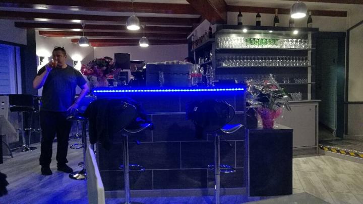 A vendre ou louer, Restaurant de village bien situé sur un axe bien fréquenté.
Grand parking facilement accessible depuis la route.
Cuisine réglementaire, 1 salle brasserie avec grand bar (environ 20couverts), salle de restauration ( environ 25 couverts).
Sur toute cette surface à l étage espace de vie a rafraîchir.
Bâtiment attenant avec beaucoup d espace.
Terrasse
Idéalement situé en Alsace entre Colmar et Mulhouse, proche de la Suisse et de l Allemagne 
Proche des autoroutes