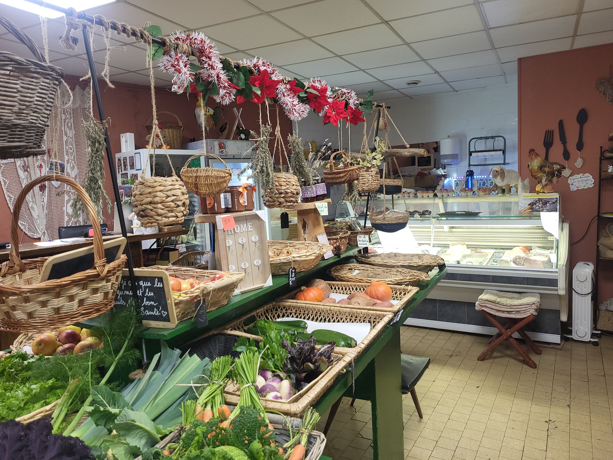 pour cause retraite, vends fonds de commerce (Epicerie et produits locaux) au village de Lantosque, région touristique (été comme hiver), randonnée et via ferrata, ski. AVEC tout son matériel et stock restant
Local de 35 m2 avec produits secs, chambres froides, rôtisserie, boisson, charcuterie et produits frais,
je travaille également avec les apiculteurs, maraîchers et bergers.
Un petit coin café convivial est vivant le matin, lieu d'échanges toujours dans la bonne humeur.
Local (bâtiment communal) je paye le loyer à la mairie (moins de 200 €)
vous pouvez me joindre pour + de renseignements