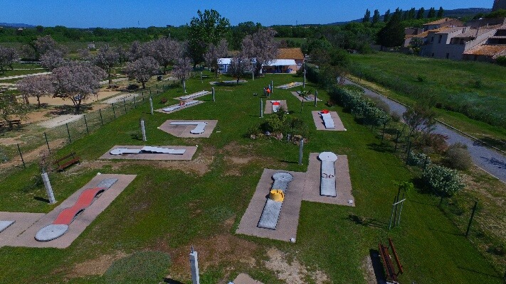 Au bord de l'étang de Thau , dans la crique de l'angle un site magnifique ou j'ai construit le mini golf en 2008 .
Aujourd'hui je souhaite prendre une retraite bien mérité.
18 pistes sur 2300m2 de terrain avec un loyer à la mairie car terrain appartenant à la commune.
Accueil avec matériel petite restauration car bar et  terrasses fasses à l'étang