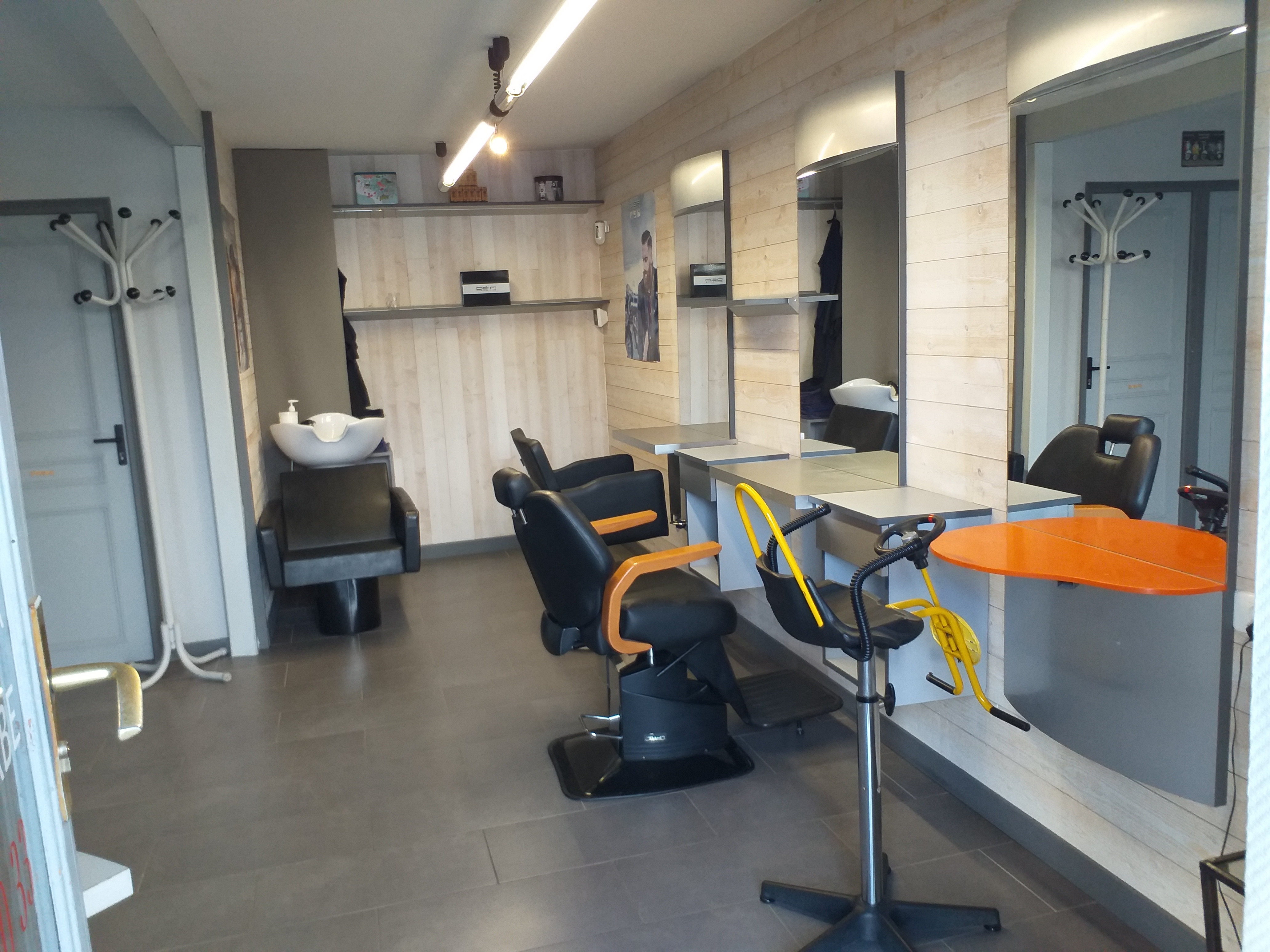 Cause retraite ,Salon de coiffure ouvert en 1989  ( 37 ANS ) Travail seul,  salon de coiffure , 3 postes de travail , 
1 fauteuil barbier ,  1 fauteuil coupe  ,  1 fauteuil enfant  avec volant ,
1 bac  , une caisse , salle d' attente 4 places , une réserve avec chauffe eau et machine à laver , toilette avec lave main .                                                                      Parking en face le salon 30 places et devant 8 places.
Loyer 220€  / MOIS ,  Bail 3 / 6/ 9
MOUCHARD 1200 Habitants ,                                                                                              école maternelle et primaire visible depuis le salon, Lycée du bois et Compagnons du tour de France 600 élèves .                                                                                       Maison médicale : 4 médecins , 3 dentistes, 2 kinés , pharmacie ..........
Commerces : boulangeries , fleuriste, bar, bureau de tabac grande surface, garage  , restaurant et restauration rapides                                                                          MOUCHARD : GARE TGV TRAINS POUR BESANCON ,DOLE ,DIJON ,LYON, LAUSANNE ...                                                                                                                                    EN VOITURE  : Dole, Tavaux aéroport , Besançon,30 KMS , Dijon 80 KMS , Poligny A 39 autoroute 24 KMS, Lons le saunier 35 KMS  .......................