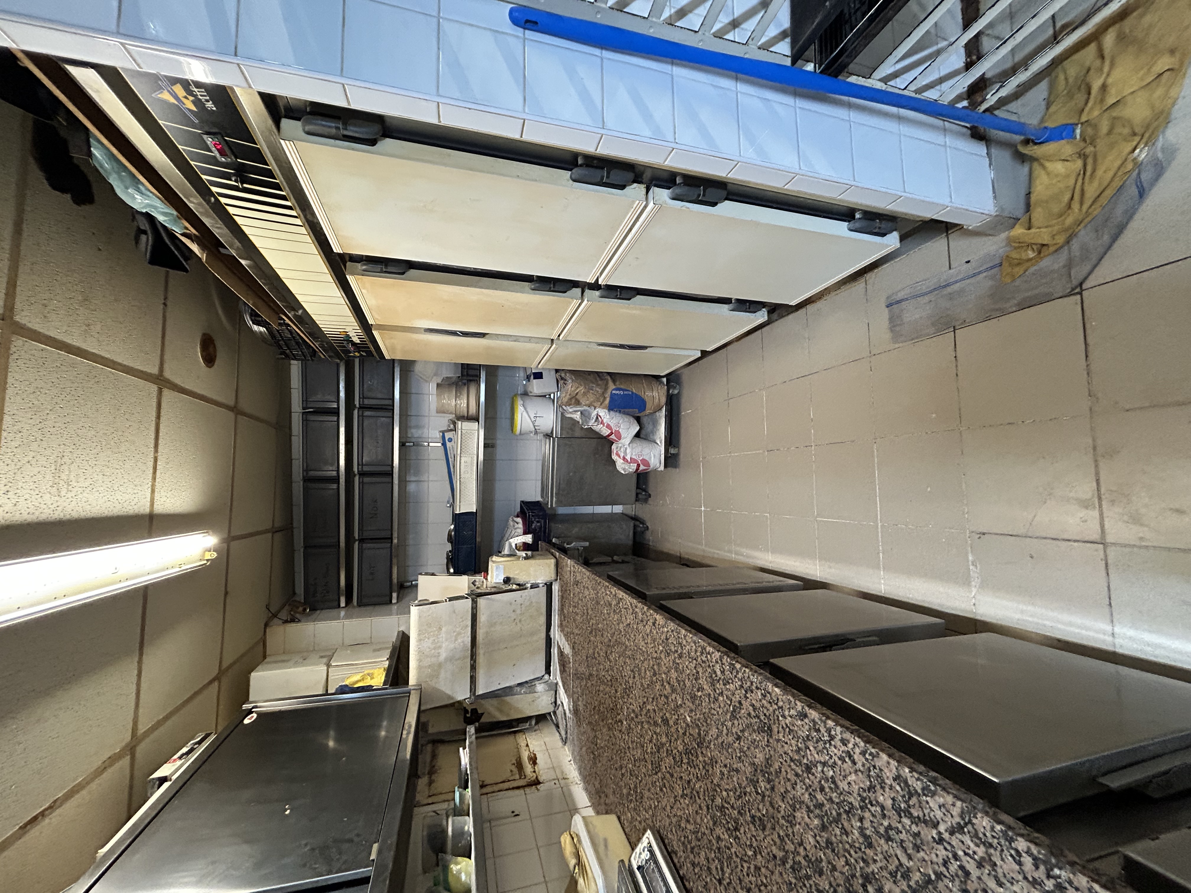 A vendre Opportunité exceptionnelle !
Cette Boulangerie-pâtisserie idéalement située sur le port d’une ville très touristique, à proximité d’Eu.
L'Emplacement stratégique offrant une forte visibilité et un flux constant de clientèle toute l’année, avec une activité particulièrement soutenue en saison estivale.
Le magasin est fonctionnel et immédiatement exploitable, sans travaux intérieurs à prévoir. L’espace de vente, situé au rez-de-chaussée, est bien agencé et permet une présentation attractive des produits.
Le fournil est opérationnel et adapté à une production régulière et optimisée.
Au sous-sol, le laboratoire de pâtisserie est entièrement équipé et fonctionnel. Les deux niveaux sont reliés par un monte-charge facilitant l’organisation du travail et la circulation des marchandises.
La façade est à refaire, offrant l’opportunité de moderniser l’image du commerce et d’optimiser encore davantage son attractivité sur le port.
L’établissement dispose également d’un appartement fonctionnel, un véritable atout pour un exploitant ou un couple souhaitant vivre sur place. À noter : pas de cour.
L’activité actuelle comprend pains traditionnels et spéciaux, viennoiseries, pâtisseries et snacking. Très fort potentiel de développement sur la partie snacking, glaces, boissons fraîches et vente à emporter durant la saison estivale, particulièrement adaptée à la clientèle touristique du port.
Affaire saine, outil de travail performant, idéale pour un professionnel souhaitant s’installer dans un secteur dynamique à fort potentiel.