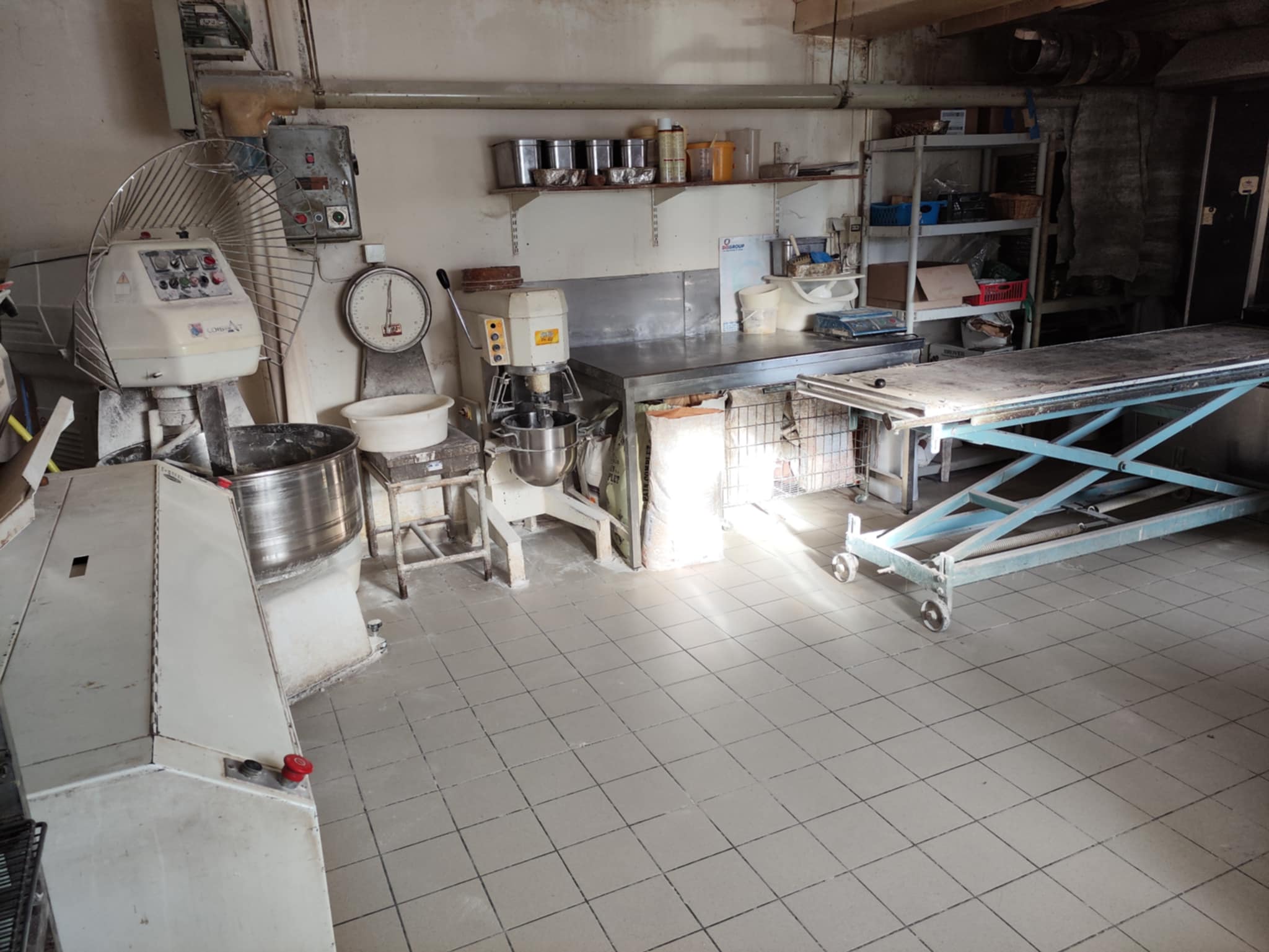 Vends  cause  divorce  
Fonds de commerce boulangerie patisserie chocolat traiteur 
Centre  bourg 
Laboratoire boulangerie,  Laboratoire patisserie,  réserves,  stockage,  silos 
Matériel entretenu 
Magasin 50m2  
Possibilité de logement ou d achat des murs 
Pas de crédit bail