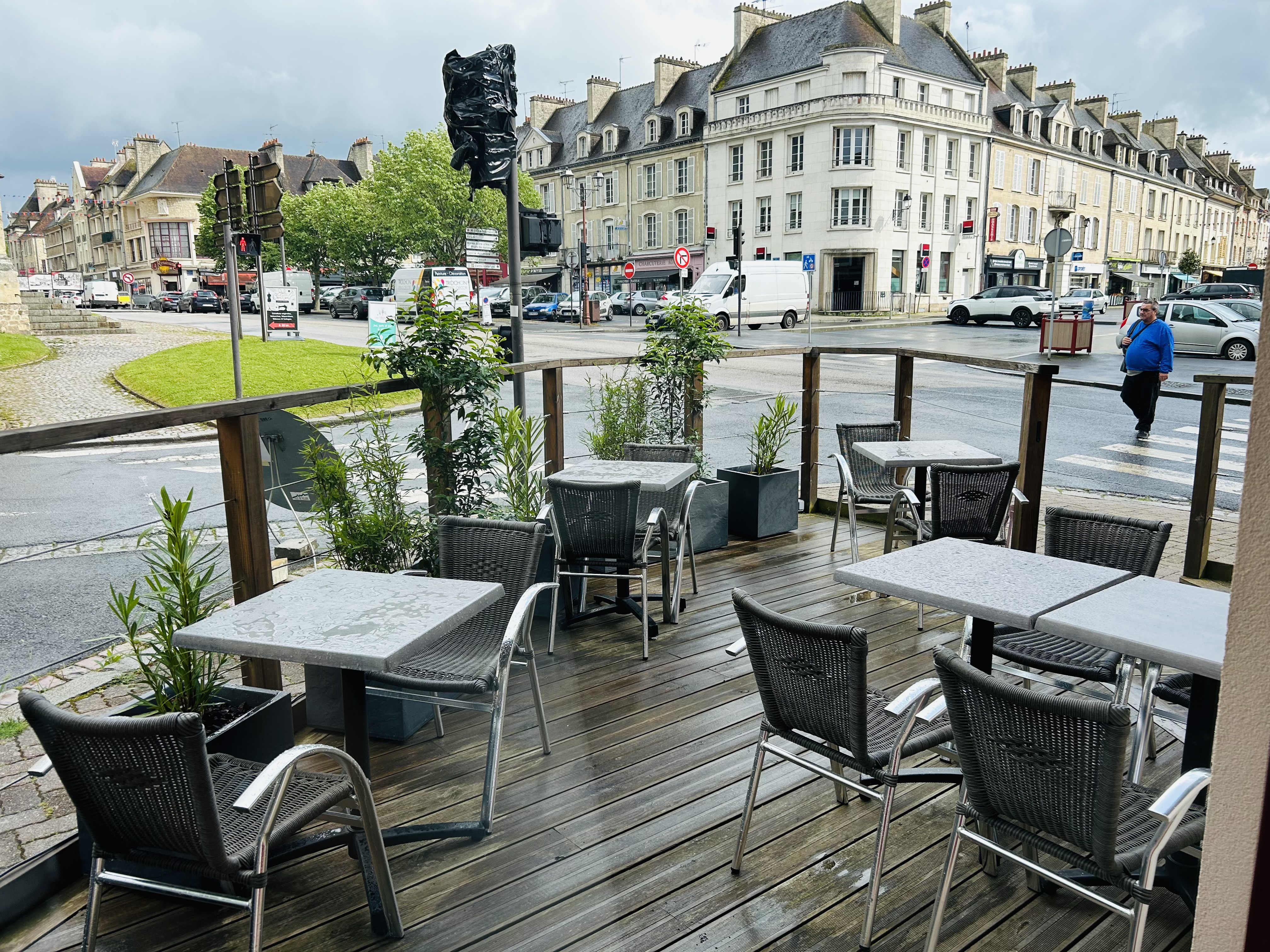 Fond de commerce de Restauration à vendre sur Falaise.    

Avec un emplacement idéal dans le centre, proche de site historique. Comprenant : 
-deux salles avec environ 40 couverts et un bar
-un wc aux normes handicapées 
-une terrasse extérieure avec environ 12 couverts 
-une cuisine (toute équipée)
-sous sol aménagé mais non exploité actuellement (20 couverts)
-une buanderie avec chaudière à gaz
-un bureau
-une cave
- un garage

Le sol de la partie restaurant a été entièrement refait en Mars 2024, l’équipement de la cuisine est neuf (2ans).

Pas de reprise de personnel 
Idéal pour un couple. 
Clientèle fidélisée locale et touristique. 
Pour plus d’informations merci de nous contacter.