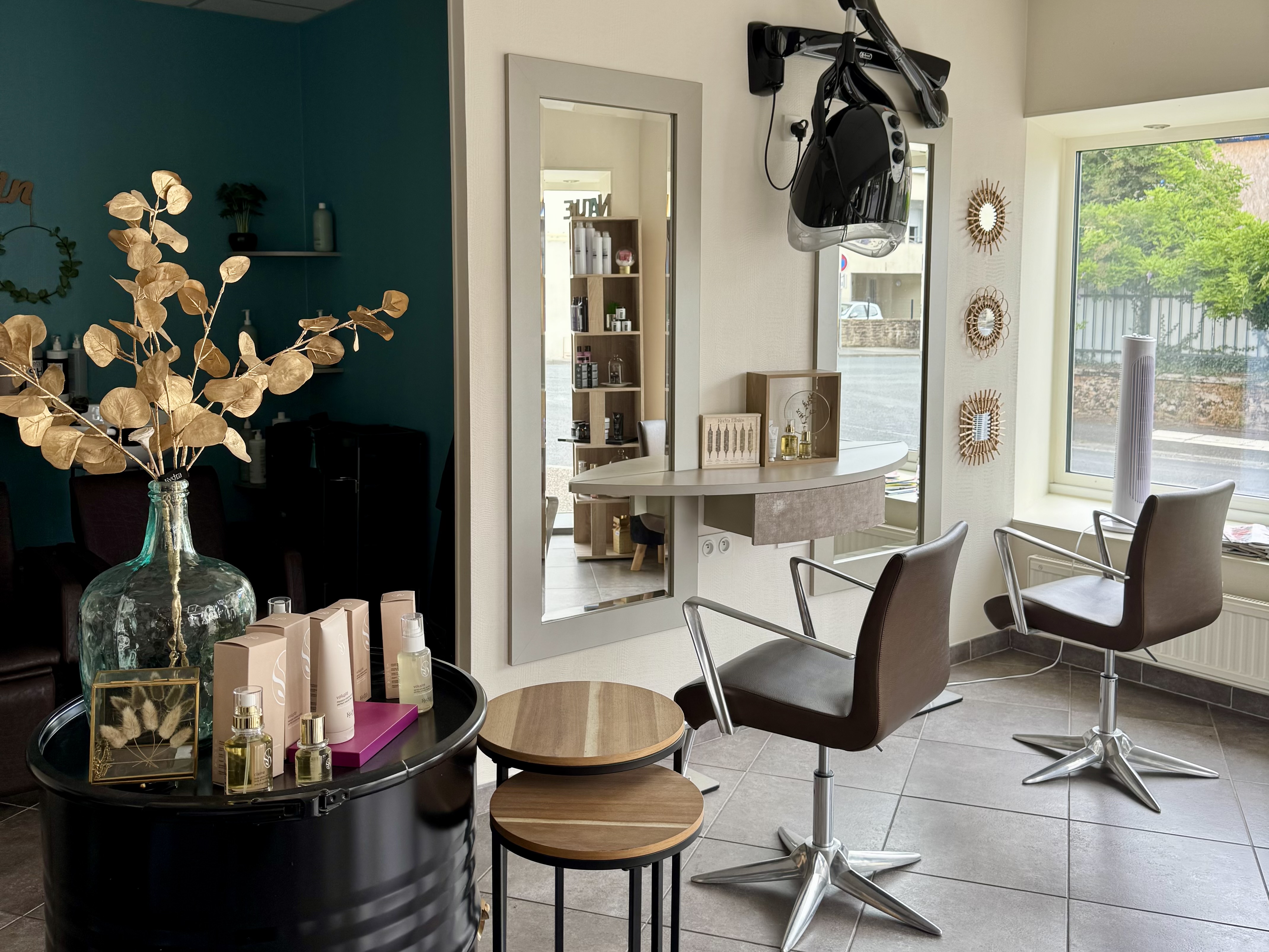 Salon de coiffure Mixte à vendre ! 
Emplacement à Vallons de l’Erdre. 
Fond de commerce et possibilité d’achat des murs. 
Ce salon de coiffure bénéficie d’un emplacement d’angle assurant une excellence visibilité. 

Très bien situé dans une commune de 2600 habitants, dynamique et très bien fréquenté. Clientèle fidélisé depuis 13 ans. 

Possibilité d’accompagner à la reprise. 

Effectif 1 gérante 
Description : 

•Surface totale de 45m2 
•Vitrine de 12m de façade 
•Salon spacieux et lumineux
•4 postes de coiffage
•2 bac à shampooing 
•1 labo/reserve 
•1 WC 

Environnement accueillant, confortable pour la clientèle.
Parking public à proximité.
Aucun travaux n’est à prévoir. 
Salon entièrement remis à neuf.

Après 13 ans d’activité dans ce salon et 47 ans d’expérience professionnelle, ce fond (possibilité d’achat des murs) est proposé à la vente en raison d’un départ à la retraite de la gérante. 

Il constitue une opportunité idéale pour un professionnel de la coiffure souhaitant s’installer, une affaire établie qui s’adresse à une clientèle fidèle. 
Il n’existe qu’un seul conçurent local, ce qui renforce l’attractivité de cet activité.