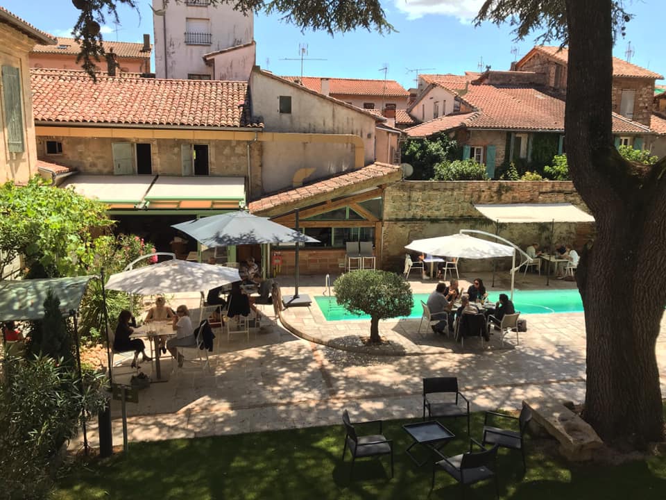 Très belle maison avec 6 chambres équipées de salles de bain privatives, Jardin, piscine et SPA
Restaurant de 40 places avec véranda, cuisine équipée professionnelle salle restaurant attenante. 
Nichée dans le coeur historique de Lavaur, ville au riche patrimoine et au marché légendaire à mi chemin entre Albi et Toulouse.
Idéal pour couples ou associé