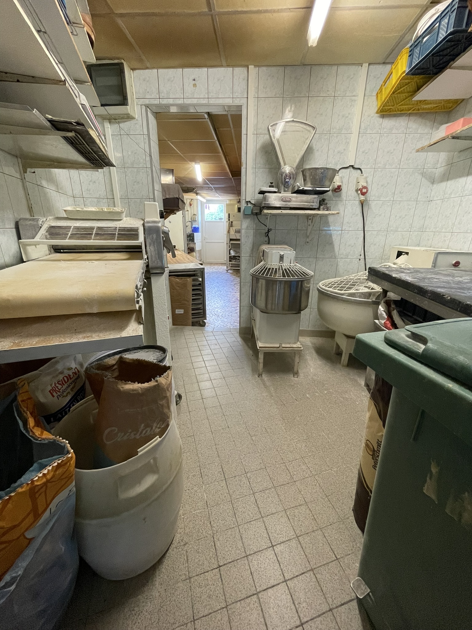 Vous souhaitez vous lancer dans une activité de boulangerie et reprendre un commerce existant ?

Je propose à la vente le fonds de commerce d’une boulangerie, offrant une belle opportunité pour un professionnel ou un couple souhaitant développer son propre projet.

Prix de cession : 85 000 € FAI (Frais d’Agence Inclus)

Le bien vendu concerne uniquement le fonds de commerce.

Cette boulangerie bénéficie d’un emplacement permettant de poursuivre et de développer l’activité dans de bonnes conditions.

Le commerce est idéal pour une personne souhaitant reprendre une activité existante, avec la possibilité d’apporter ses propres idées et de développer davantage l’offre et le chiffre d’affaires.

Les points forts

Fonds de commerce de boulangerie

Activité existante

Potentiel de développement

Prix : 85 000 € FAI
