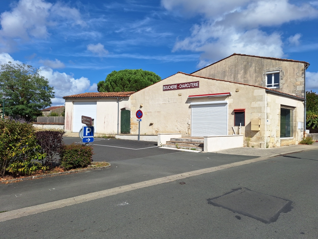 Petit bourg de Charente -maritime, recherche son boucher, 
Location du commerce, de l'appartement (T3) au dessus et d'un garage 
La boucherie comprend le magasin, une chambre froide, une cuisine, un labo, une plonge, un vestiaire et appareils de type trancheuse, hachoir, presse à saucisse, vitrines etc....