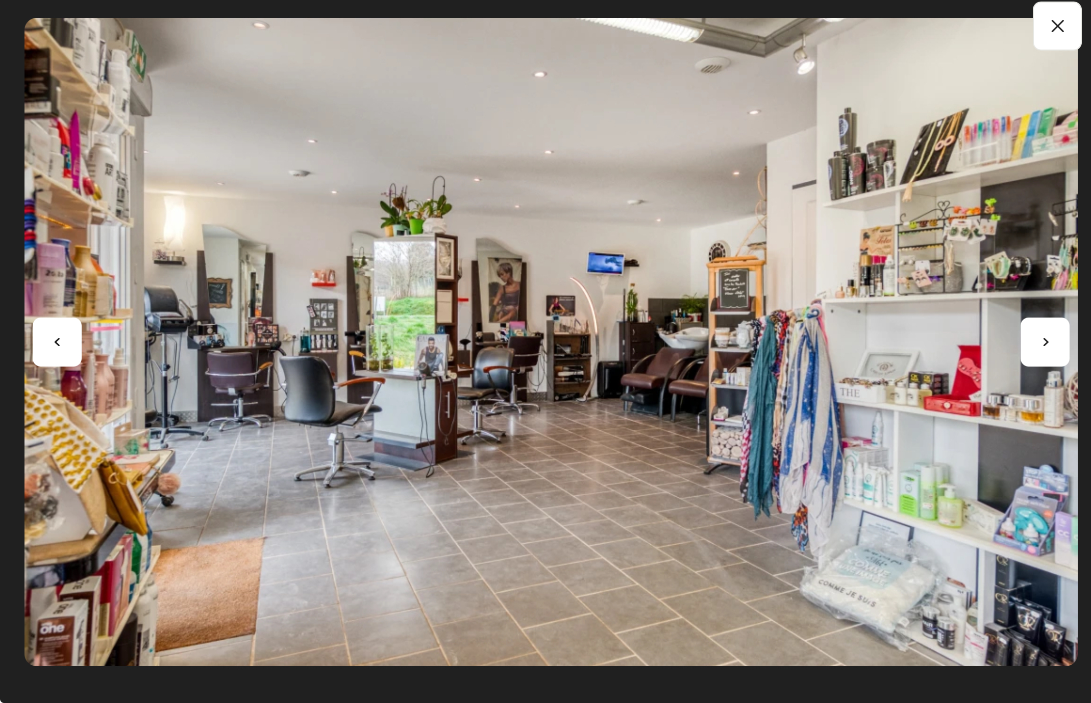Local récent (2017), tout équipé, prêt à l’emploi !

Vous rêvez de vous installer à votre compte sans travaux et avec un outil professionnel clé en main ?
Ne cherchez plus : ce salon de coiffure lumineux de 62 m², exploité depuis plusieurs années avec une excellente notoriété locale, est une opportunité rare à Douville.

✅ Les atouts du bien

Local récent (2017) – parfaitement entretenu, sans aucun travaux à prévoir

62 m² fonctionnels : accueil chaleureux, espace coiffure spacieux, buanderie, WC PMR

Matériel professionnel complet inclus : bacs, postes, mobilier… tout est prêt pour travailler dès demain

Jardin privatif de 559 m² et garage indépendant avec portail électrique

Normes PMR respectées

📍 Emplacement & environnement

Centre de Douville, secteur dynamique et visible

Stationnement facile pour la clientèle

À proximité immédiate des services et commerces

💡 Potentiel et exploitation

Clientèle fidèle et notoriété déjà installée

Local polyvalent : possibilité de développer l’activité (esthétique, bien-être, boutique complémentaire)

Toiture et gros œuvre en parfait état

💰 Prix & conditions

157 000 € FAI – murs + fonds + matériel inclus

Idéal pour une installation immédiate sans investissement supplémentaire

Rentabilité intéressante grâce à l’état impeccable du local et à l’activité existante

📞 Contactez dès aujourd’hui Fabrice Della-Muta
📩 fdellamuta@meilleursbiens.com
– 📱