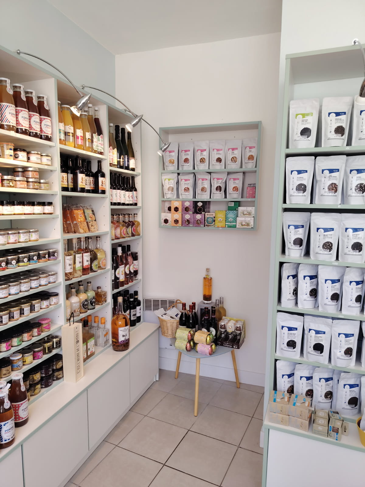 Vends fonds de commerce d'une épicerie fine située sur une place très agréable
prés de l'office de tourisme et de la Maison des Vins.
La région de Bourgueil est très agréable avec un vignoble "Bourgueil et St Nicolas de Bourgueil".
Epicerie très agréable et très apprécié par la clientèle .
L'aménagement intérieur a été entièrement aménagés par des artisans pros.
La clientèle se compose de personnes de la région et des alentours jusqu'à 30 kms
ainsi que des estivants.
Epicerie Fine de 28 M2 spécialisée dans les produits artisanaux et locaux ainsi
que les produits des régions de France.
Les murs appartiennent à la Mairie et le loyer est modéré
.Activité crée depuis 2018.
En vente pour départ à la retraite