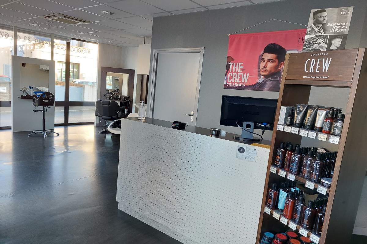 Je vends mon salon de coiffure masculin barbier créé en 2011 pour un nouveau projet professionnel 
Le salon, situé à Lamballe (petite ville de 15000 habitants et à 15 minutes de la mer),à un fort potentiel  pouvant accueillir 4 collaborateurs 
Je souhaites être  contacté par mail avant rencontre afin de discuter et faite connaissance