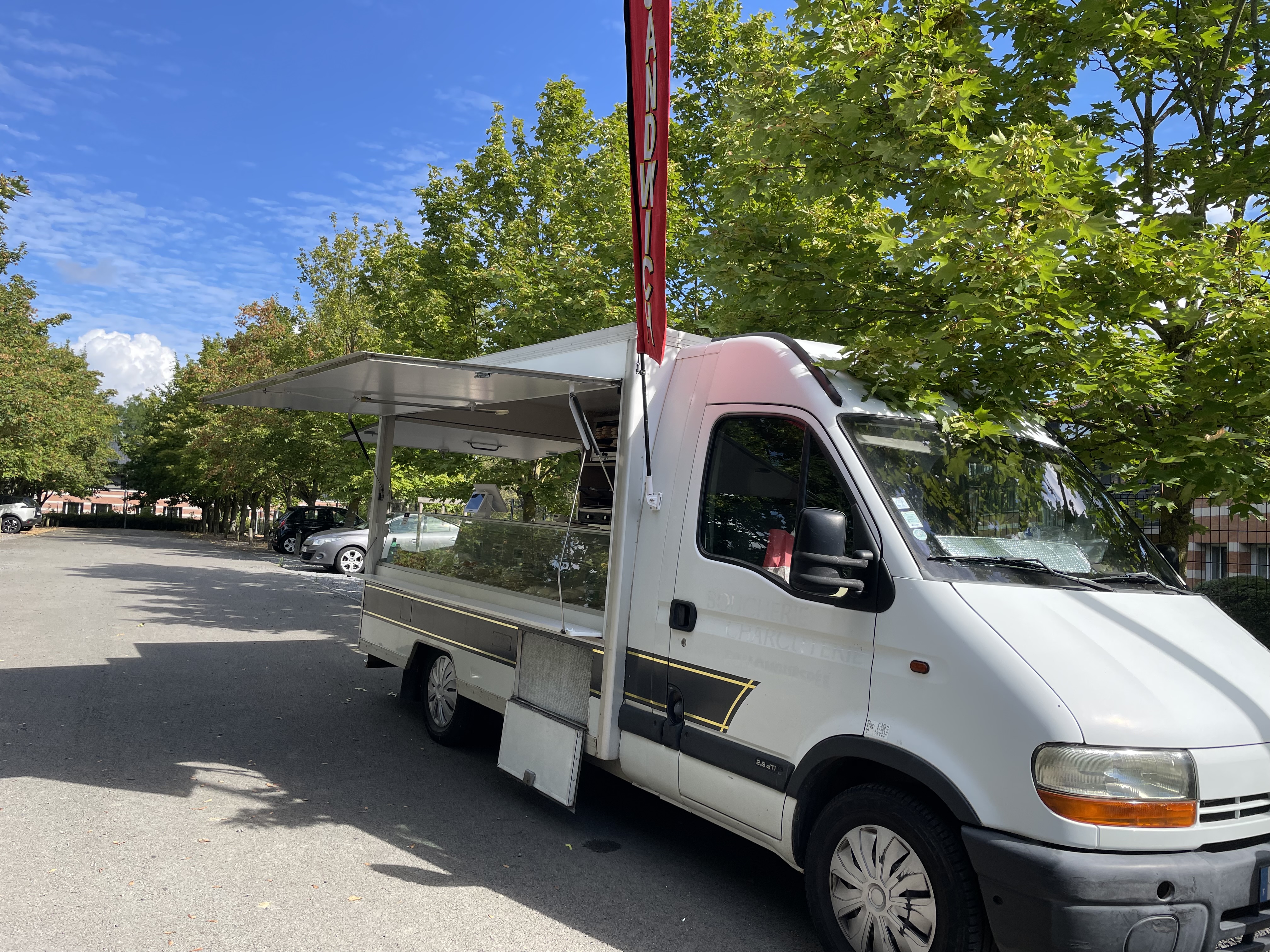 Bonjour
Je vends mon food truck en très bon état avec vitrine, réfrigérée et deux frigos à l’arrière
155 000 km
Courroie de distribution OK
Embrayage, OK
Révision faite
Il servait de sandwicherie
Mais peut-être adaptées à autre chose
Le camion est VASP
Le prix est de 19 000 € négociable