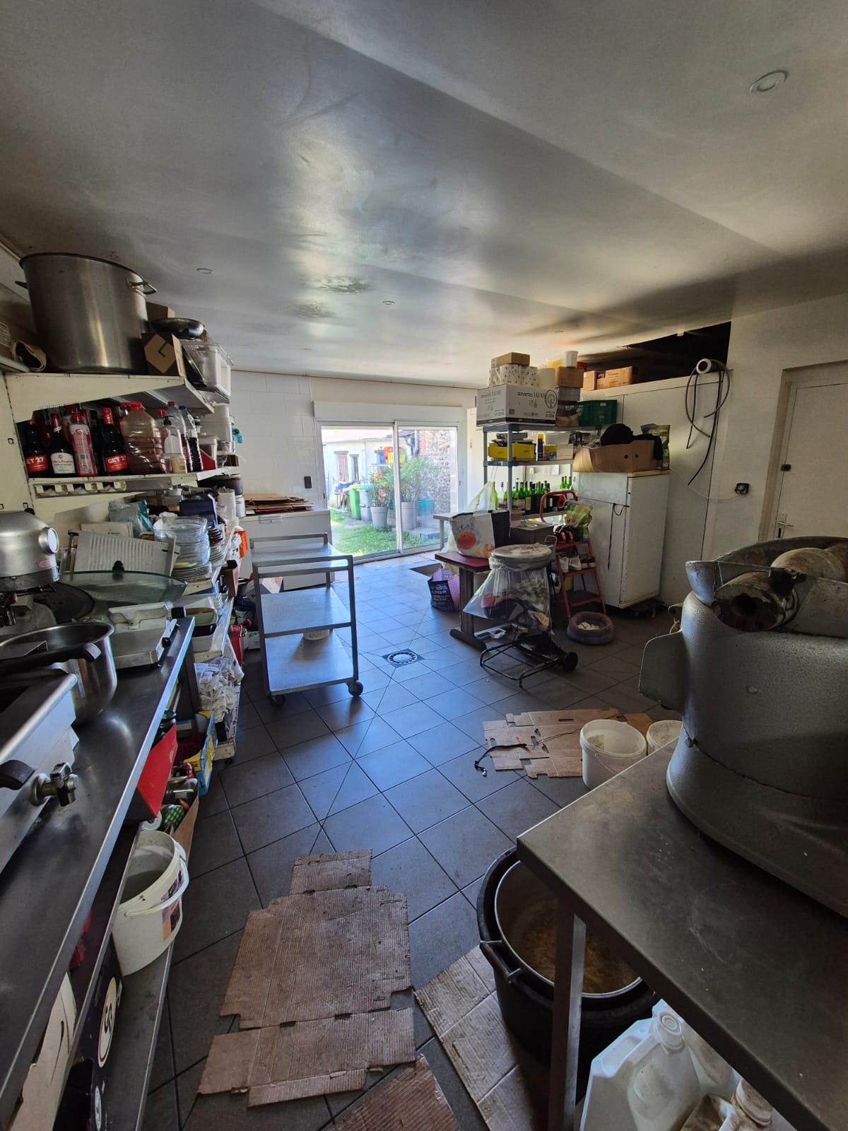 Fond de commerce BAR - RESTAURANT à vendre à Glos la Ferriere dans l’Orne. A 10 min de L’aigle. Axe l’aigle - Lisieux/Deauville
Belle salle de restaurant, 40 places assises, WC, cuisine, plonge, chambre froide, une grande arrière cuisine, une salle de bar, une cave , une cour et une réserve. 
Bail 3/6/9. Loyer 480 euros/mois