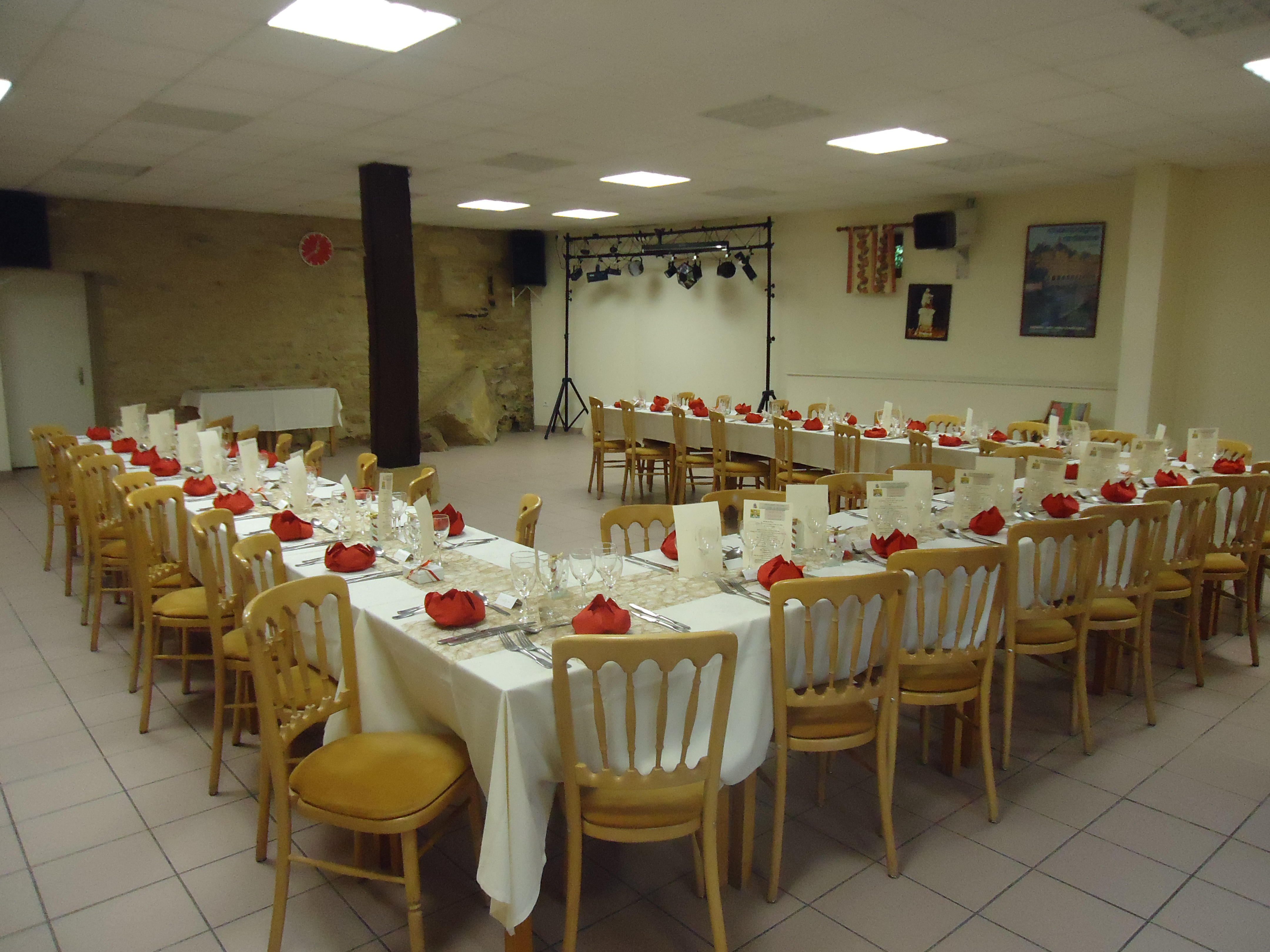 Je vends l'ensemble de mon Domaine atypique ( ancien corps de ferme )  que j'ai créé et en activité depuis 20 ans
Gros potentiel avec plusieurs activités 
Tranquillité par sa situation, en pleine nature, pour le bruit
Situation exceptionnelle, proche de la A203, de villes, des zones industrielles, de la Belgique, à 1 h de Reims
MURS ET FOND DE COMMERCE 580 000 EUROS
Frais de notaire non compris
Pas de frais d'agence
Sur 6380 M2 dont 3000 en UB
Et 600 M2 Habitable
Type NL Catégorie 4
LICENCE 4
Restaurant - Banquets - Séminaires - Location de Salles - Traiteur
Avec 2 Gites ( qui fonctionnent très bien )
- 1 de 50 M2 pour 2 Personnes
- 1 de 180 M2 pour 12 Personnes
Une salle de banquet, séminaire de 140 M2 ( activité principale en banquet, séminaire, facile à gérer ) il y a même une sono et lampes pour les repas dansants, jusqu' 80 Personnes
Une salle de restaurant de 65 M2 ( restaurant à réactiver )
Accès et sanitaires avec accessibilité
Une salle de 26 M2
Cuisine-plonge 52 M2
Réserve avec chambre froide 20 M2
Salle d'accueil 37 M2
Lingerie & pièce avec douche, wc 35 M2
2 Caves voutées
Nombreux greniers à exploiter dont 1 de 300 M2 avec 120 M2 de de dallé
Cours intérieur avec terrasse couverte
Extérieur 2000 M2 avec terrasse, jeux, table d'orientation ( vin d'honneur jusqu'à 150 Personnes ) avec vue exceptionnelle à 360 ° sur la nature et la Meuse
2 Parkings dont 1 clients de 1000 M2 ( abris de voitures ) et l'autre accès plonge, cuisine
Dans le prix, il y a tout le nécessaire pour l'exploitation de toutes ces activités
Par contre, il y a des rafraîchissement à faire, peintures, ect ( et surtout la cuisine, piano )
La toiture est bonne
Pas de personnel à reprendre
Actuellement nous travaillons en couple avec des extras pour les banquets
Au niveau chiffre affaire, il se fait essentiellement qu'avec les banquets et gîtes, il faut redévelopper la partie restaurant qui peux rapporter un bon chiffre en plus
J'attends vos propositions , sur rendez-vous svp  après visite et  étude des lieux
Sur le domaine, il y a d'autres possibilités pour investisseurs selon l'imagination et des financements, hôtel de charme, discothèque, ect
Aides de la région possible
Merci Thierry
Vous pouvez me contacter par mail fermedemonthimont@gmail.com