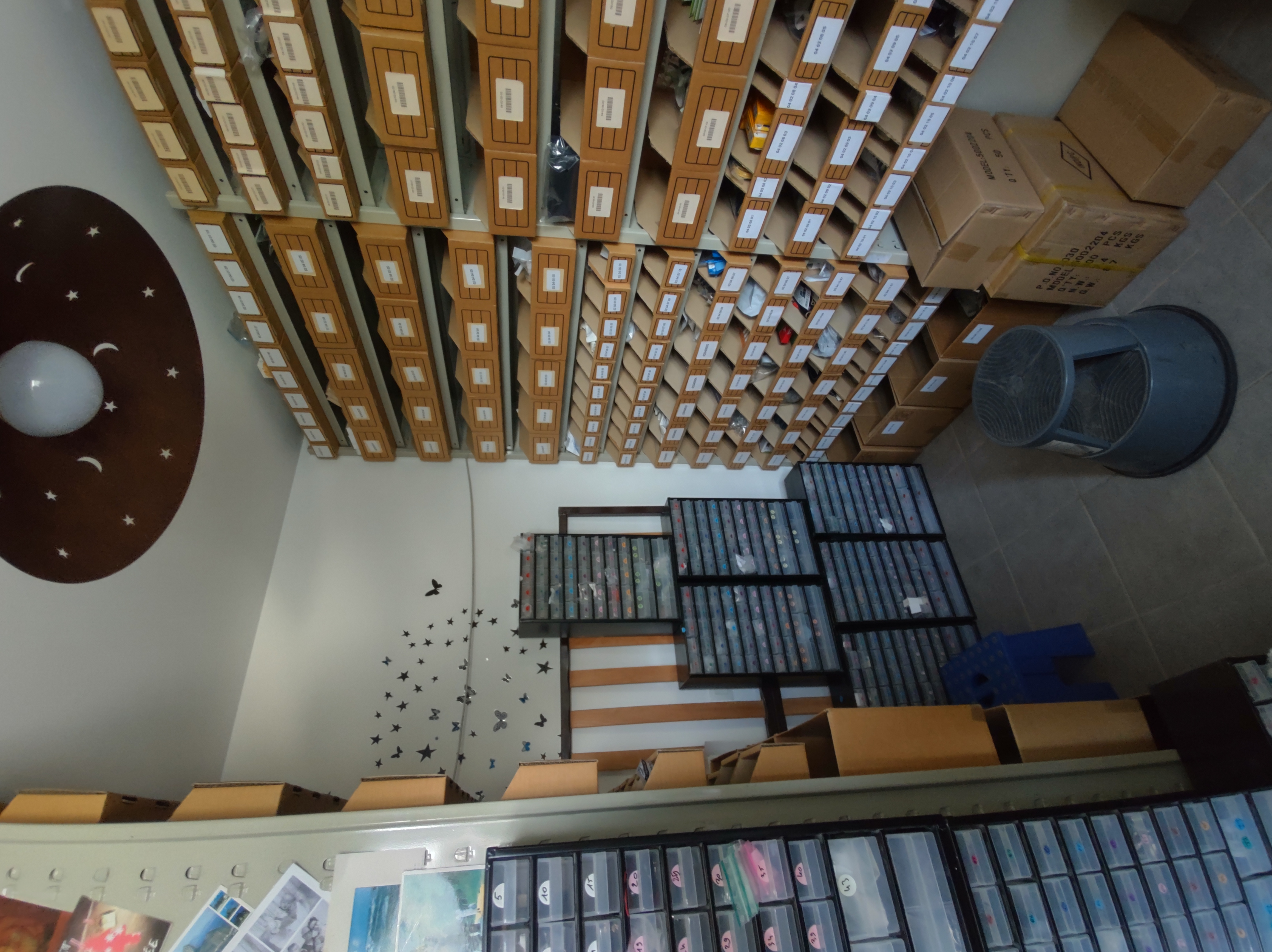 Vente en ligne de pièces détachées et accessoires, blanc-brun, pour les équipements de la maison. L'entreprise existe depuis 2006.

CA : 475 k€ - Vente pour cause de départ à la retraite.

Le stock de 1000 références et le poste d'emballage tiennent dans une pièce de 20m².

Canaux de vente : site internet + marketplaces (Amazon, eBay).
Catalogue : plus de 15 000 références, gestion automatisée des tarifs fournisseurs.
Logistique : 150 à 500 expéditions/jour selon saison, avec frais d’envoi optimisés.
Localisation : Morbihan (Bretagne).

La cession peut porter sur tout ou partie de l’activité.
Un démantèlement est possible : par exemple, vente séparée d’un programme spécifique ou du compte Amazon.

Points forts:
- Vendeur Marketplace réputé avec une bonne notation.
- Activité en place et opérationnelle, prête à être reprise.
- Processus automatisés réduisant les coûts et le temps de gestion.
- Potentiel de développement (migration vers PrestaShop, ouverture au B2B).
- Possibilité d'un accompagnement, avec 43 années d'une solide expérience de la vente à distance.

Points faibles:
- Diversification avec des nouvelles gammes de produits hors fournisseurs déjà existant.
- Diversification des canaux de ventes (Marketplaces, comparateurs).
- Vente directe en magasin ou au comptoir.
- Expédié par Amazon (FBA) inexistant, mais prévue.
- Vente à l'export à développer, même si existante vers l'Europe, dont la Belgique.