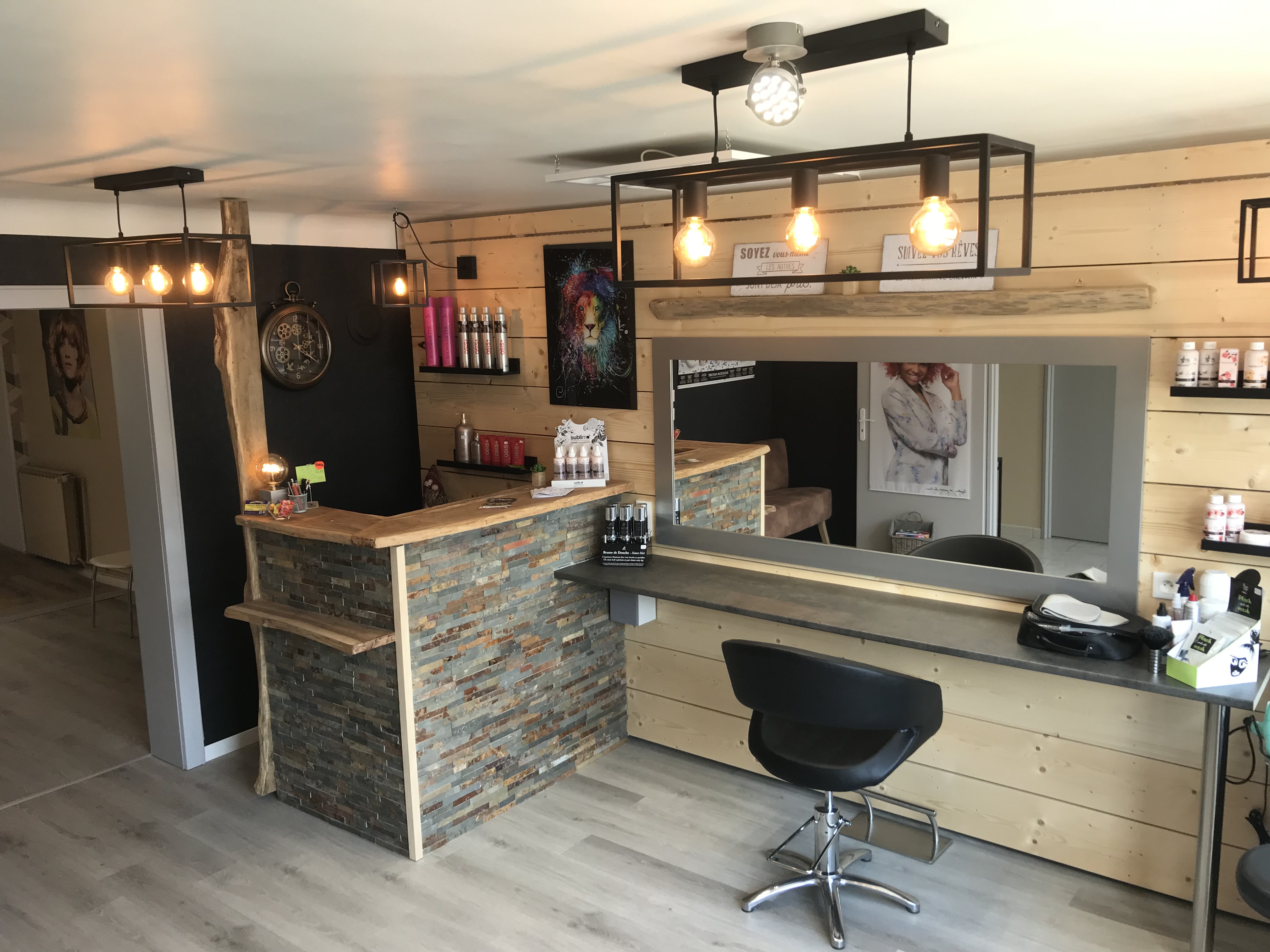 Après 22 ans de métier mais pour raison de santé, je vends mon fond de commerce salon de coiffure/perruques à fort potentiel qui se trouve dans la commune de Rémelfing (57200 - environ 1300 habitants).
Le local de 85 m2 est idéalement situé en plein carrefour avec un grand passage et a été refait à neuf en août 2021.
Très lumineux et très bien isolé, il dispose de 4 pièces (1 dédiée à la coiffure, 1 seconde pour les perruques, 1 salle d'attente et 1 local technique/cuisine) + 1 WC. Cet agencement atypique vous offre de nombreuses possibilités de travail (faire comme actuellement 1 partie coiffure et une autre perruque, ou bien 2 parties coiffure, ou même créer un secteur esthétique,...).
Possibilité de former le/la repreneur(se) à la perruque et une immersion au sein du salon peut être largement envisagée afin de présenter aux clients le/la nouveau/nouvelle dirigeant(e).
Clientèle très fidèle, locale et agréable!
Pas d'employé à reprendre mais possibilité de créer un second poste.
Accessibilité PMR.
Avec ou sans stock.
Ecoles maternelle et primaire.
Parkings gratuits.
Nombreux commerces de proximité à haut potentiel (boulangerie, pharmacie, restaurant, café, fleuriste, taxi, infirmières, ...).
A 5 min de la ville de Sarreguemines (57200 - environ 20 300 habitants) et de ses super/hypermarchés.