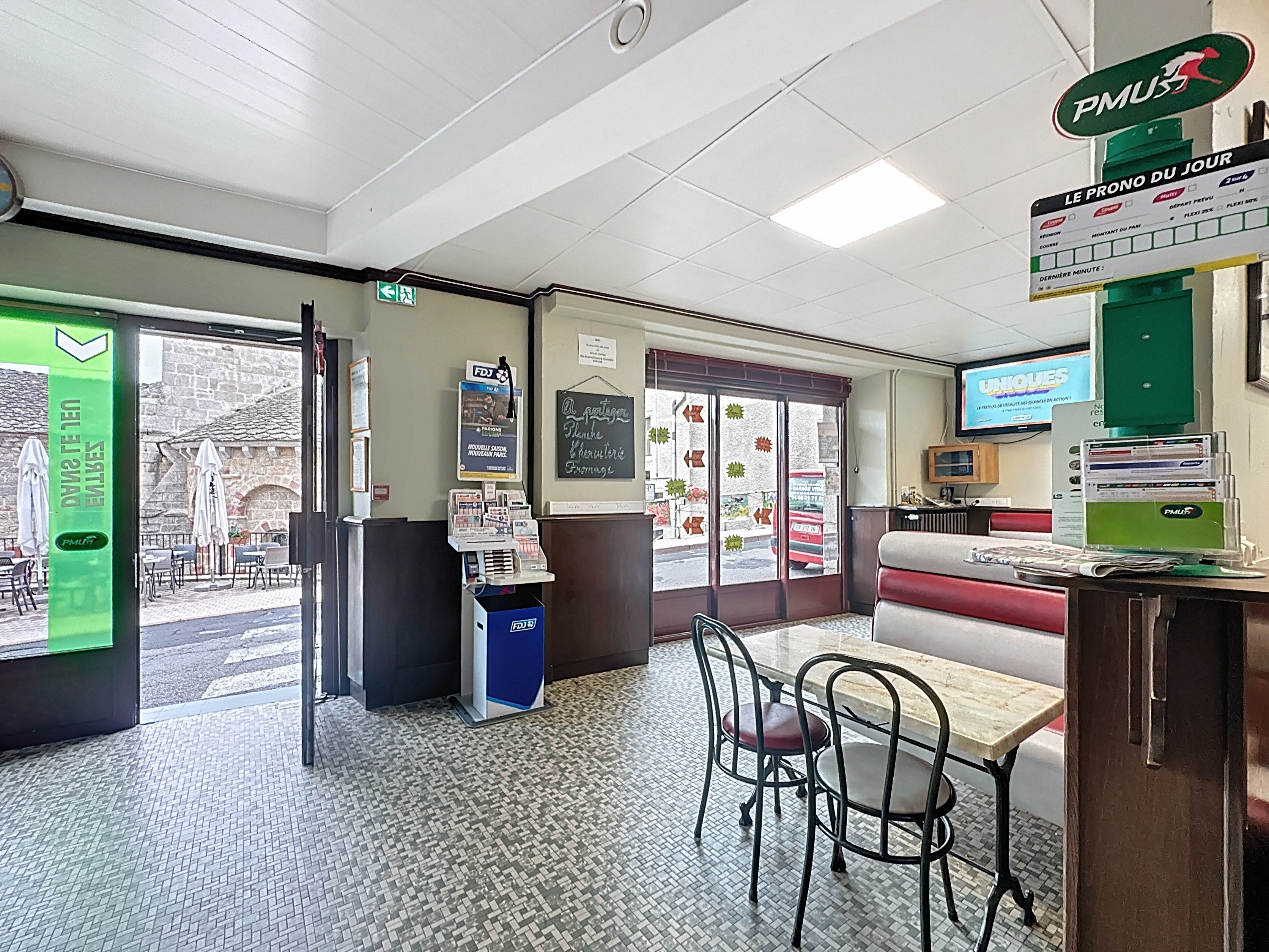 À Saint Alban sur Limagnole, village étape du chemin de Saint-Jacques-de-Compostelle, cet établissement sur quatre niveaux avec ascenseur représente une belle opportunité pour un repreneur. La vente de ce Fonds de commerce regroupe bar, tabac, FDJ, PMU, restaurant et gîte. La partie restauration, entièrement rénovée, propose une salle pouvant accueillir une cinquantaine de couverts, une cuisine professionnelle équipée, une chambre froide et des espaces de stockage.

Côté hébergement, l’immeuble dispose de 21 chambres dont 8 rénovées, ainsi qu’un dortoir. Des espaces complémentaires comme une salle de réunion, un bureau et une salle de télévision modernisée complètent l’offre. Les deux premiers étages, aujourd’hui inoccupés, laissent entrevoir un fort potentiel de développement après travaux. Un studio et un T2 indépendants sont également intégrés à l’ensemble.

À l’extérieur, la clientèle profite d’une terrasse, et le dernier étage offre une terrasse panoramique avec une vue dégagée. Le tout bénéficie d’un chiffre d’affaires régulier et d’un loyer attractif de 1 900 € par mois, avec possibilité d’acquérir les murs commerciaux.

Une affaire complète et polyvalente, idéale pour un professionnel souhaitant s’implanter dans un secteur dynamique et touristique.