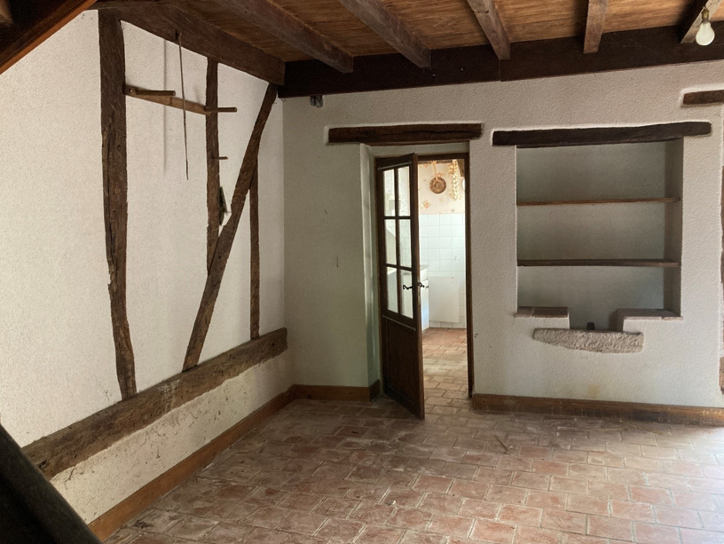 Appel à entrepreneur - Ouverture d'un café restaurant multiservice - commune de Panjas, Gers (32)

La commune :
Panjas, Panjàs en gascon, est un village chargé d’histoire. Il se situe au cœur du territoire armagnacais, entre vignes et forêts. Panjas est riche de culture & d’histoire (château féodal, église du XIIème et XVème siècle, remarquable par la richesse de ses peintures iconographiques), Bataillon de l’Armagnac. Cette richesse se retrouve dans une population de 463 habitants soudée autour de ses moments forts, de sport, de culture et de fête. L’économie de Panjas se caractérise par une économie fortement tournée vers la viticulture et ses blancs renommés tout autant que son Armagnac. Le village est situé sur la zone de chalandise de Nogaro. Le village de Panjas ne compte plus de commerce. C’est pourquoi la commune s’est fortement investie pour engager une rénovation du foncier et créer un lieu de convivialité.

Activités déployées : bar, restauration, animations, traiteur, épicerie, dépôt de pain, relais colis.
Opportunités : boutique de vins et spiritueux pour la coopérative / petite hôtellerie.

Le local :
• Etat neuf – livré début juillet 2025
• Tout équipé (sauf tables et chaises)
• Superficie : salles de restaurant 96 m² et terrasse > 100 m²
• Stationnement à proximité

Contrat proposé : location > bail précaire d’un an à l’issu duquel il sera possible de signer un bail commercial 3-6-9. Mise à disposition de la Licence IV .

Aspects financiers :
• Apport financier pour équipement table et chaises, stocks et trésorerie à prévoir.
• Loyer TTC : 650 € HT avec logement (T2) par mois.
• Cautions : 1300 € pour le loyer, 1000 € pour le matériel.

Profil de gérant recherché :
• Vous possédez des vraies qualités de commerçant et une vive volonté d’entreprendre.
• Vous souhaitez vous engager en faveur de la ruralité et en comprenez les enjeux. Une bonne connaissance du territoire serait un plus.
• Vous justifiez d’une expérience significative dans le secteur de la restauration ou du commerce et maitrisez les techniques culinaires essentielles, ainsi que les normes d’hygiène et de sécurité.
• Vous avez des bases solides en gestion et faites preuve de rigueur et d’organisation.
