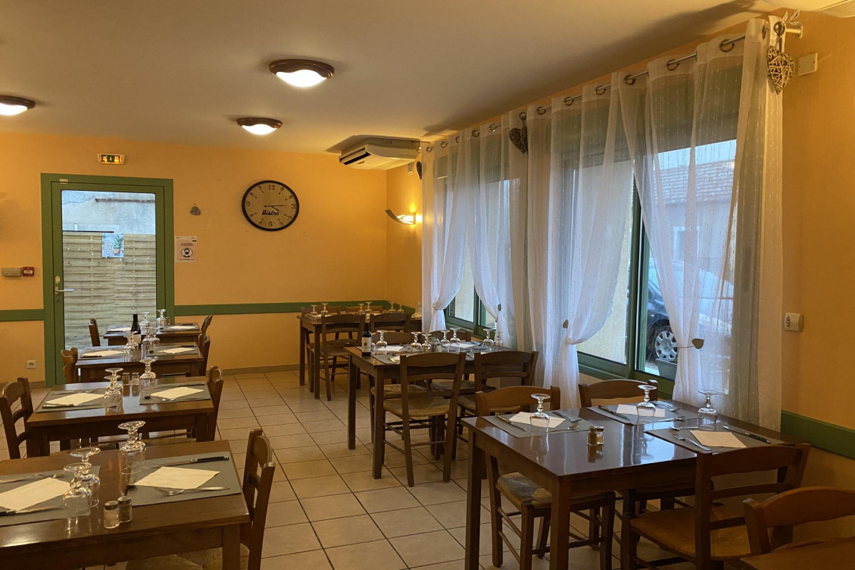 Location gérance de notre commerce de proximité
Location gérance d'un commerce multi services (bar, restaurant, point poste, dépôt de pain et épicerie de première nécessité)

Idéalement situé au bord de la route départementale qui traverse notre village de Saint Aubin Sur Loire.

La Loire et la voie verte sont à proximité.

Un parking municipal, pouvant accueillir quelques PL et courant 2022 une borne de charge pour véhicule électrique.

Affaire pouvant convenir à un couple motivé.

Salle de restaurant d?environ 30 places + possibilité de terrasse extérieure dans une cour fermée.

Comptoir/bar équipé machine à café, lave-verre, et sa vaisselle.

Cuisine équipée (four grille, chambre froide, fourneau, congélateur, ustensiles, plonge avec lave-vaisselle, vaisselles et verreries ?)

Location 1000?/mois

700?/ mois pour le commerce

300? / mois pour l?appartement

Au rez de chaussée, cuisine, réserve, sanitaire pour le personnel, local technique, bar, salle de restaurant, wc pour la clientèle,

À l'étage, cellier, cuisine-salon, deux chambres, wc, salle de bains et grenier

Deux garages, l'un à usage commercial, l'autre à usage privé.

Disponible Fin Avril début Mai 2022.

Vous pouvez vous présenter et exposer vos projets par mail, l?équipe municipale pourra ainsi plus facilement étudier les dossiers des candidatures.

Pour plus de renseignements

Horaires d?ouverture les lundis et jeudis de 9H00 à 12H00 et de 14H00 à 17H30.