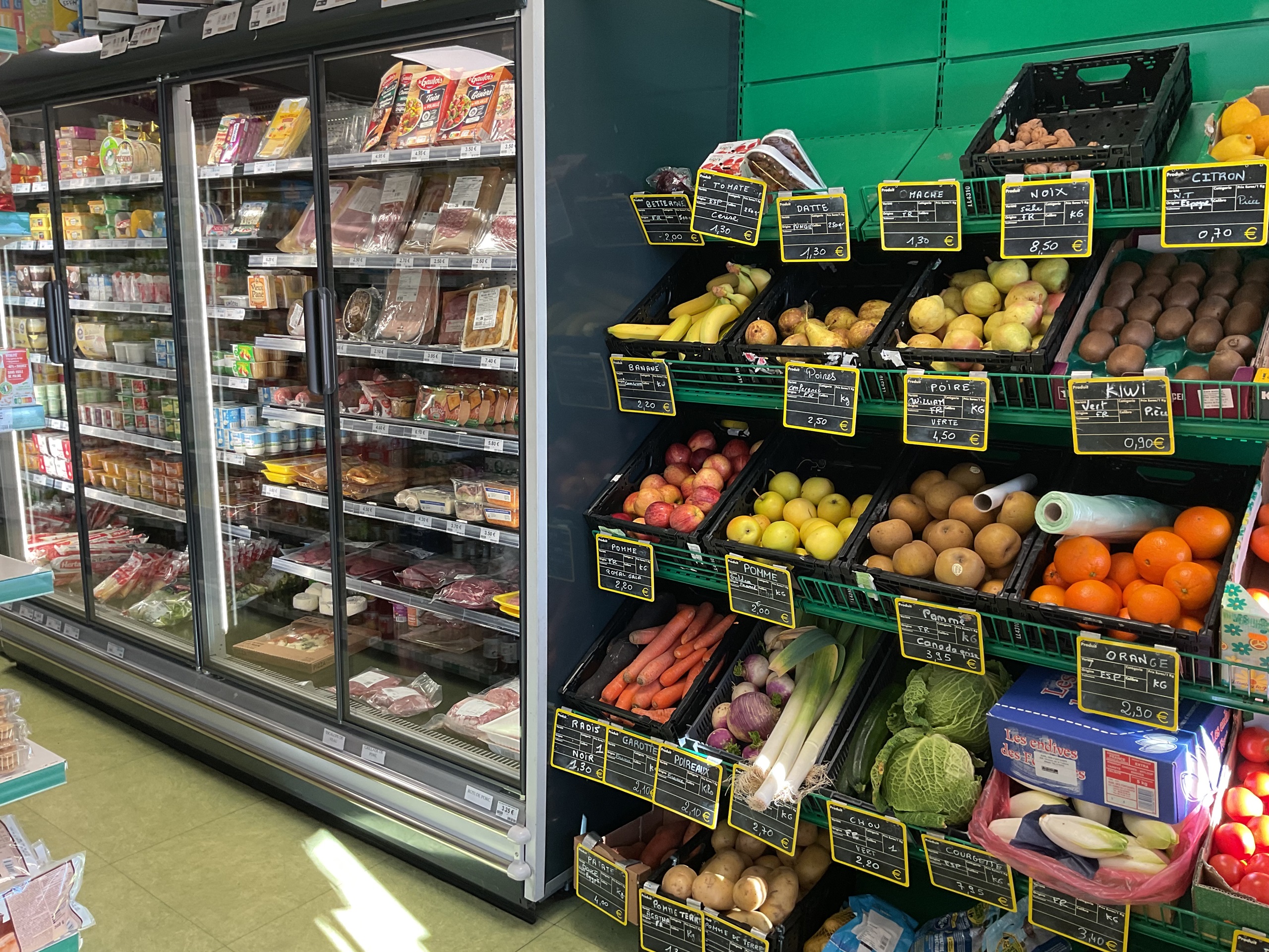 À reprendre - Commerce de proximité sous enseigne PROXI (groupe Carrefour), au cœur d’un village rural et touristique (randonnées, camping, gîtes).
	Chiffre d’affaires moyen : 𝟯𝟮𝟯.𝟬𝟬𝟬 €, marge brute : 21,5 %, valeur ajoutée : 13,8 %
	𝗘𝗽𝗶𝗰𝗲𝗿𝗶𝗲 𝗱’𝗮𝗹𝗶𝗺𝗲𝗻𝘁𝗮𝘁𝗶𝗼𝗻 𝗴𝗲́𝗻𝗲́𝗿𝗮𝗹𝗲 𝗺𝘂𝗹𝘁𝗶-𝘀𝗲𝗿𝘃𝗶𝗰𝗲𝘀 : produits alimentaires courants, frais et surgelés, charcuterie et fromagerie à la coupe, produits locaux, ainsi que plusieurs services générateurs de flux (FDJ, relais colis, dépôt de pain, rayon presse, Point Vert Crédit Agricole, fleurs, livraison à domicile, location de tireuses à bière pour événements). 
	Zone de chalandise de 2.300 habitants à 17 min sans concurrence directe ; avec une fidélité construite sur plus de 30 ans d’exploitation.
	Surface de vente d’environ 40 m² avec réserves et équipements professionnels. Sera proposé à la vente avec également une maison d’habitation d’environ 160 m².
	Affaire à céder pour retraite, accompagnement proposé, montant souhaité : estimation en cours (pour le fonds)