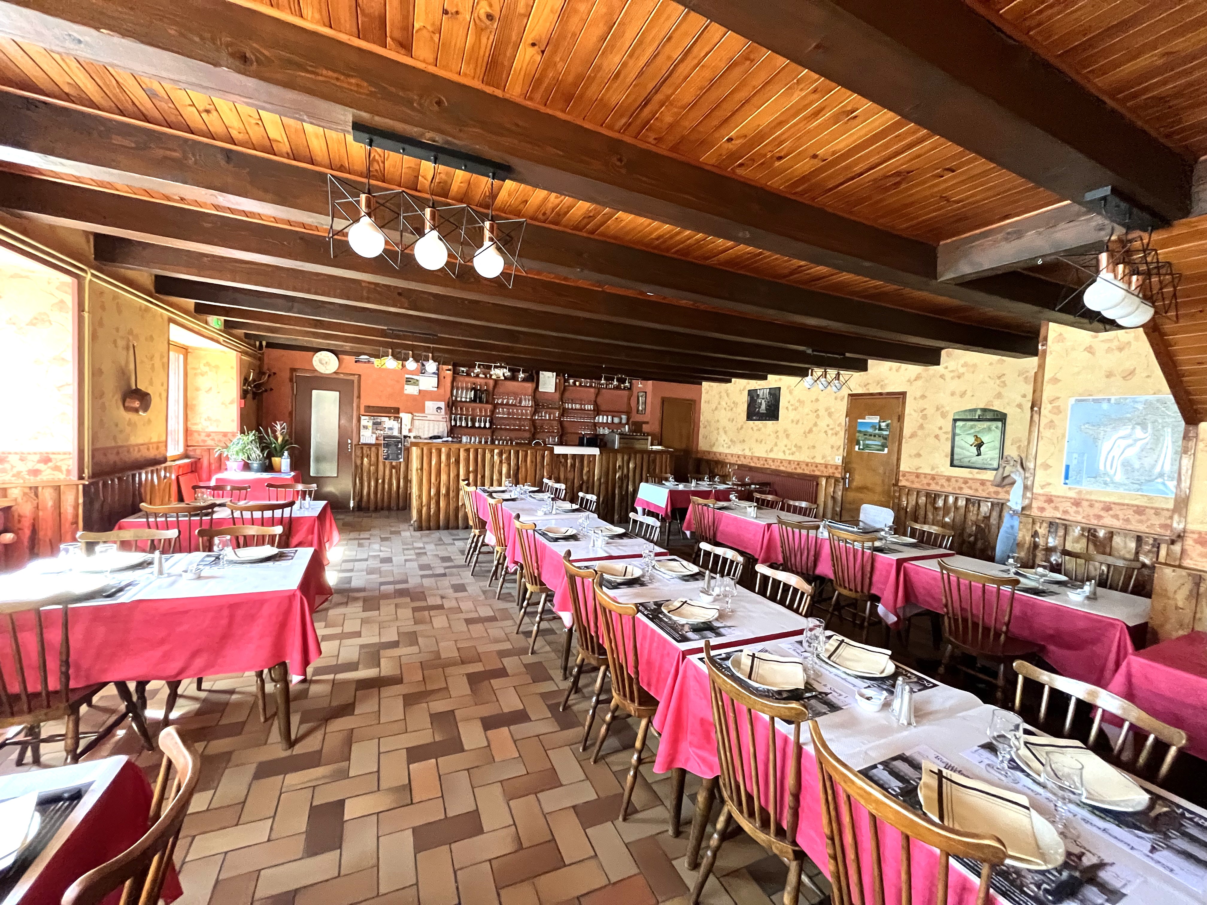 Égliseneuve-d’Entraigues, hôtel-restaurant-bar (Mur et Fonds) de 328 m² sur un terrain de 1486 m², idéalement situé dans le massif du Sancy, à proximité de Besse et la station de Super-Besse (vente cause retraite après 36 ans d'activité).
L’établissement comprend un bar (licence IV), deux salles de restaurant (55 couverts) avec terrasse, une cuisine aux normes, une arrière-cuisine et des sanitaires, une chaufferie, cinq chambres d’hôtel (12 personnes), une petite chambre ou un bureau, un grenier aménageable, Cet hôtel restaurant offre également la possibilité de se transformer en gîte, idéal pour accueillir des groupes, familles ou touristes en quête de séjours authentiques.
Un espace privatif indépendant dispose d’un séjour, bureau, quatre chambres, salle de bains, cave et buanderie. Deux garages, places de parking et abri de jardin complètent le bien. Son emplacement et sa clientèle fidèle représentent une opportunité de développer le chiffre d'affaires.
DPE commerce : E, GES E.
Prix: 248 000€
Vidéo disponible sur demande.