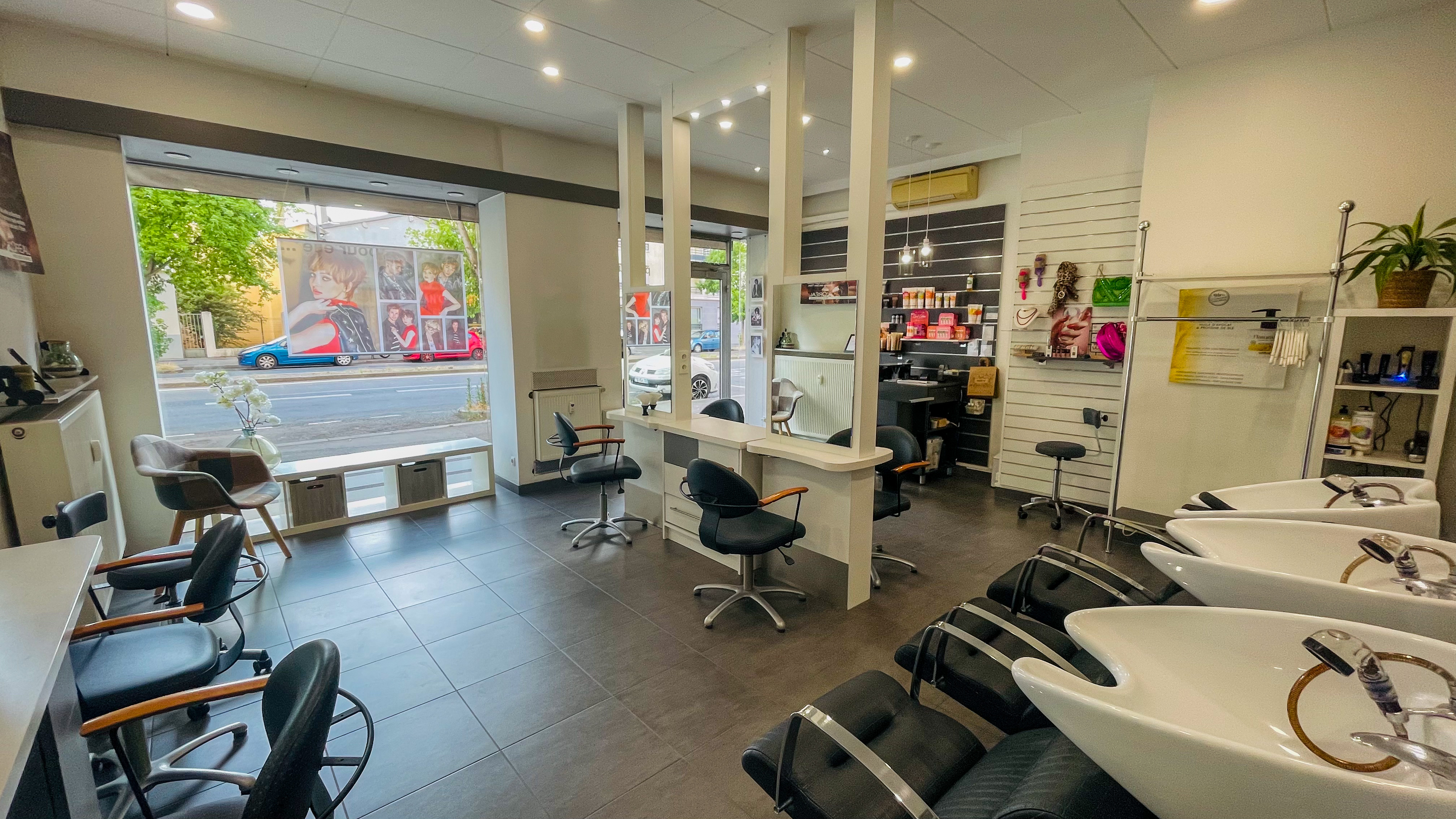 Fonds de commerce à vendre – Salon de coiffure mixte exploité depuis 40 ans dans le 8ᵉ arrondissement de Lyon. Local de 50 m² avec cave, 6 postes de coiffure (dont 2 techniques), 3 bacs récents avec adoucisseur, espace de vente produits et accessoires. Clientèle fidèle (50 à 80 passages/semaine).
Local lumineux, électricité aux normes, grande vitrine, climatisation, chauffage, fibre. Salle de pause avec frigo, micro-ondes, accès à une cour.
Emplacement stratégique : proche tram T6, T2, bus et commerces.
Bail 3-6-9, loyer 1 000 € TTC/mois (charges + foncière comprises).
Activité rentable avec possibilité d’accompagnement à la reprise.
