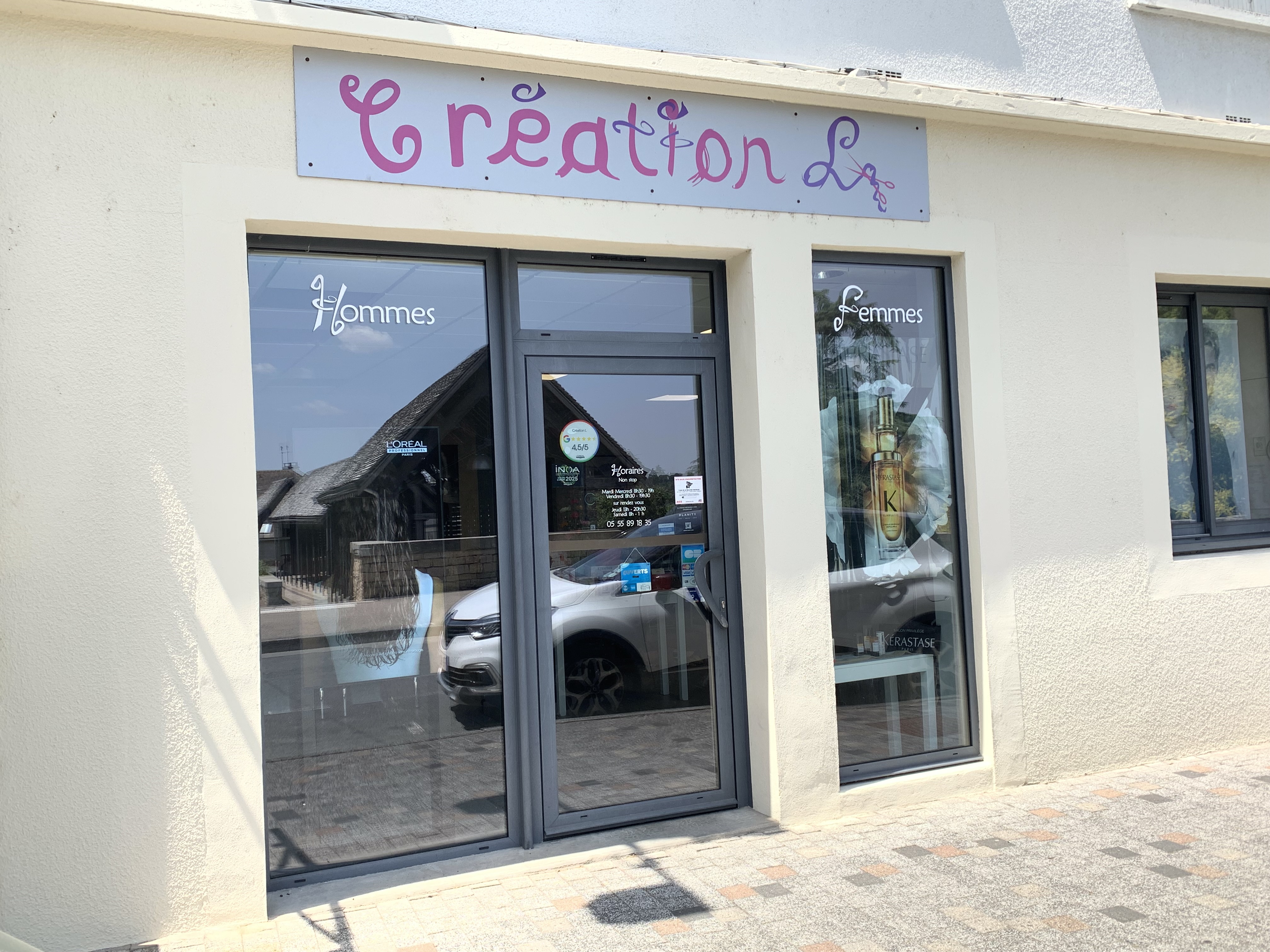 A REPRENDRE - CAUSE RETRAITE - SALON DE COIFFURE MIXTE - SECTEUR NORD OUEST CREUSE - LA SOUTERRAINE - A vendre fonds de commerce d’un salon de coiffure mixte, implanté depuis plus de 15 ans en centre-ville de LA SOUTERRAINE, commune dynamique de près de 5 000 habitants disposant de tous les commerces et services essentiels de proximité (écoles, collège et lycée, professionnels de santé, gare, piscine, cinéma…). 
Cette commune est idéalement desservie du fait de sa proximité des grands axes de circulation : A 20 et en bordure de la RN 145. 
Le salon de coiffure est situé sur une artère principale de LA SOUTERRAINE (Rue passagère et commerçante) avec stationnement attenant gratuit. 
Local professionnel d'environ 60 m², équipé d'un système de vidéosurveillance, comprenant un espace coiffure et shampoing climatisé, une réserve/buanderie, un bureau de 10 m² ainsi qu'un sanitaire conforme aux normes d'accessibilité PMR.
Le salon est vendu entièrement équipé : 5 postes de coiffage avec fauteuils à pompe, 3 bacs à shampoing, 3 fauteuils d’attente, 1 séchoir infrarouge sur pied à roulettes, lave-linge et sèche-linge récents....
Pas de salarié. La cédante exploite seule le salon. 
Clientèle locale et fidèle. 
Chiffre d'Affaires 2025 : 79 330 € HT.
Loyer : 500 € HT/ mois. (Bail commercial). 
Possibilité de louer ou d'acquérir les murs commerciaux et d'habitation. L’immeuble d’une superficie totale de 219 m² appartient à la cédante.
Description de l'immeuble mixte :
- Au rez-de-chaussée : un salon de coiffure.
- Au premier étage : un appartement de type T3 comprenant une cuisine équipée, 2 chambres, une salle d'eau avec douche, WC séparés et un grenier au-dessus. Le logement bénéficie d'un accès indépendant ainsi que d'une communication directe avec le salon de coiffure. Un jardin privatif à l'arrière du bâtiment complète l'ensemble.
Prix de vente du fonds : 35 000 €. Stock vendu en sus.
Affaire saine et stable, avec un potentiel de développement. 
Matériel complet vendu avec le fonds, prêt à l’exploitation immédiate.
Toutes les offres sérieuses seront étudiées.
Les plus : 
Accompagnement assuré par la cédante.
Affaire située en Zone FRR (France Ruralités Revitalisation) ouvrant à des exonérations fiscales et sociales.