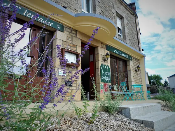 À la suite de notre départ en retraite, nous souhaitons cesser notre activité et permettre la reprise de notre établissement.
Nous vendons notre établissement encore en activité et sa clientèle (hôtel-restaurant), murs et fond.
La vente inclut le matériel du commerce avec sa licence 4 .
Aucun gros travaux n'est à prévoir.
Fond de commerce 50 000€
Murs indissociables 250 000€
Notre établissement est aux normes (dernière visite de sécurité avril 24) et dispose d’une superficie totale de 600m 2 .
Le bien jouit de 7 chambres bénéficiant de leur propre salle de bain et toilette (partie hôtel), d’un appartement de trois chambres (partie privée).
Cet hôtel était classé 3 étoiles jusqu’en 2024, nous n’avons pas souhaité renouveler le classement pour laisser au repreneur le libre choix de la continuité.
Le restaurant possède une capacité de 70 couverts modulables en 4 salles,d’une cuisine et d’un bar licence 4.
Nous incluons aussi dans le prix, un permis de construire en cours de validité et des plans établis par un architecte, permettant de transformer l’hôtel en appartements pour de la location si les repreneurs ne souhaitent pas continuer l’exploitation en hôtel. (possibilité aussi de faire 5 chambres d’hôtes et de dissocier la partie nuit et la partie restaurant) 
Situé dans le Morbihan, au croisement de Rennes (45 minutes) et Vannes (30 minutes) dans
Une commune dynamique disposant des magasins de proximités (Bar-tabac, boulangerie, supermarché, etc.) ainsi que de services (maison médicalisée, poste, pharmacie, etc.).
Carnet d’adresses et potentiel commercial important.
Prix : 300 000€ (possibilité de négociation).
Contact par mail contact@lepetitkeriquel.com pour prise de rendez-vous et renseignements
Ou par gens de confiance
Merci